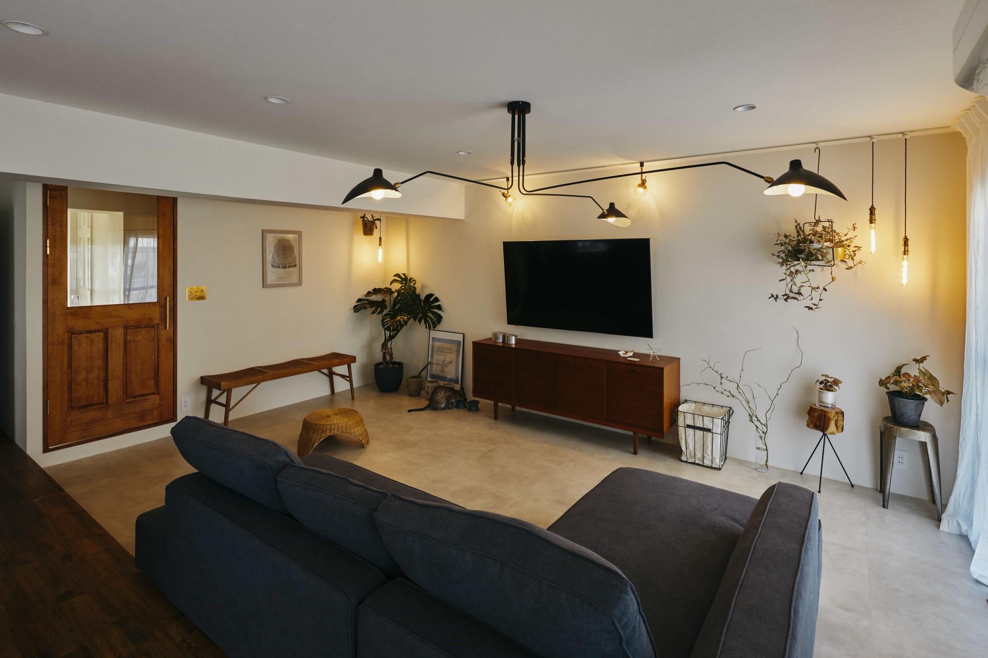 施主様こだわりの照明や家具が空間に彩りを添えています。