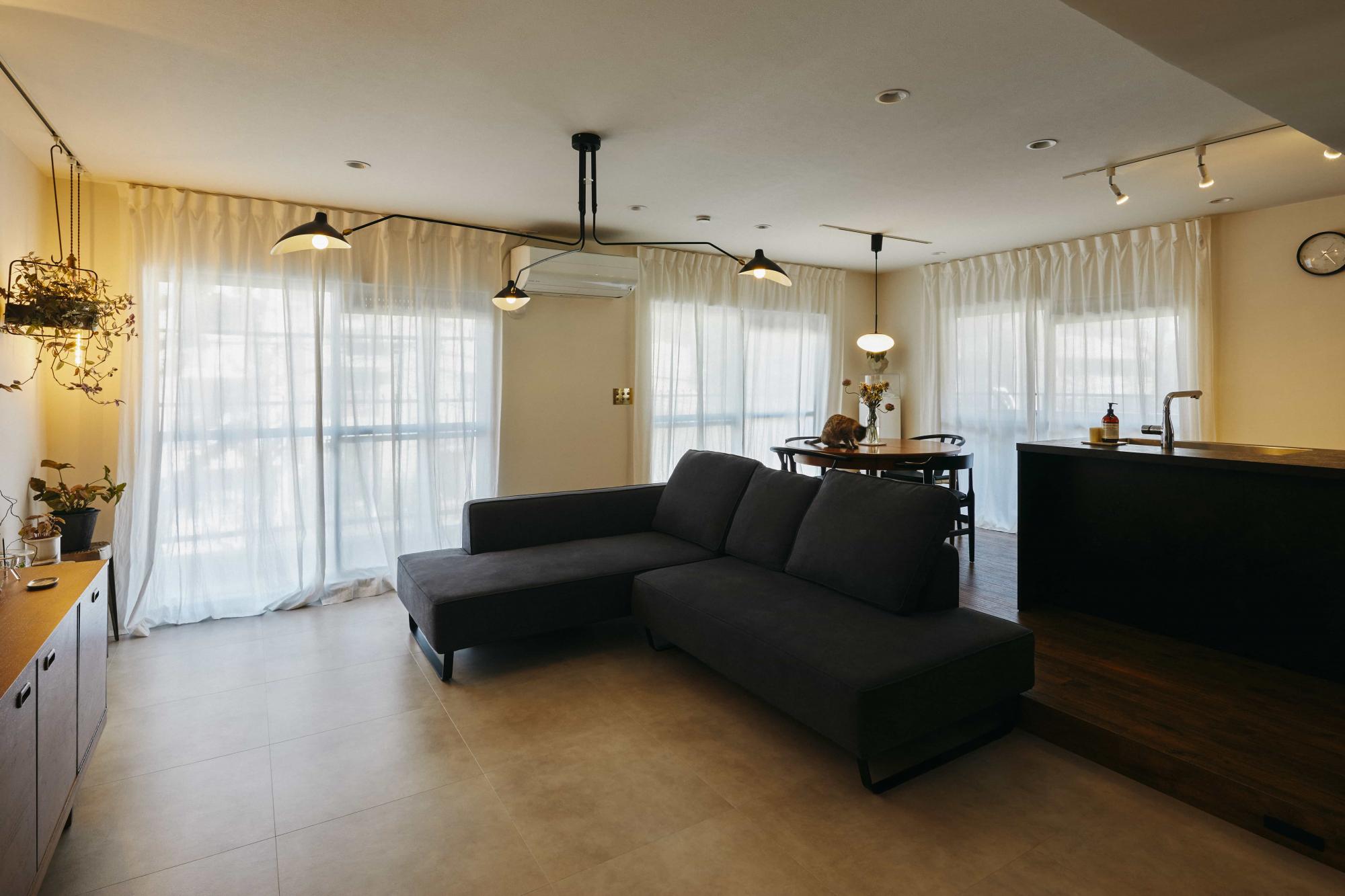 床はフロアタイル仕上げ。フロアタイルはデザイン性が高いだけでなく、掃除やメンテナンスがしやすいのも特徴の１つです。