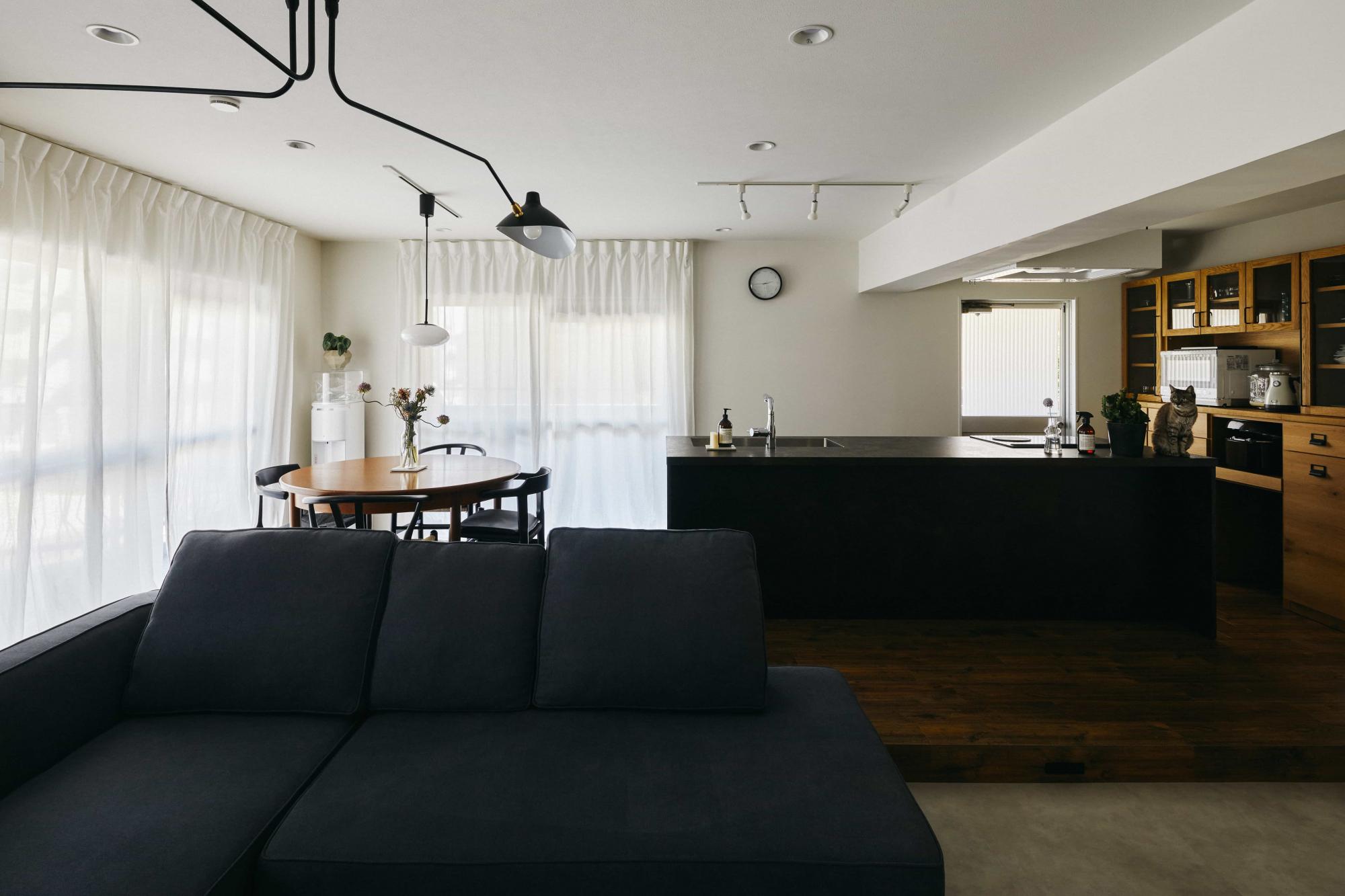 ダイニングキッチンはリビングから1段上げ、空間を緩やかに仕切っています。