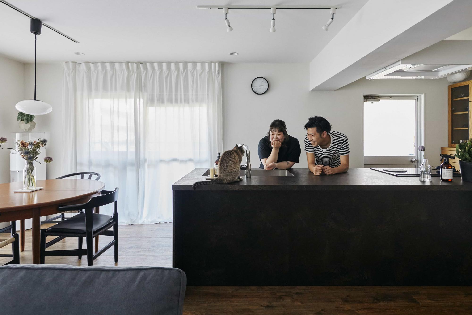 リビングスペースとダイニングスペースの床材の色味を変えることで空間にメリハリがつきます。