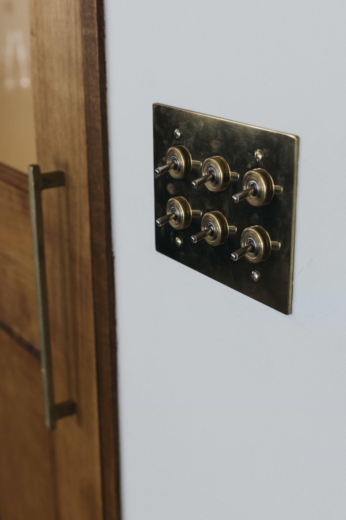 クラシカルな真鍮のトグルスイッチは、使い込むほど味わいが増します。