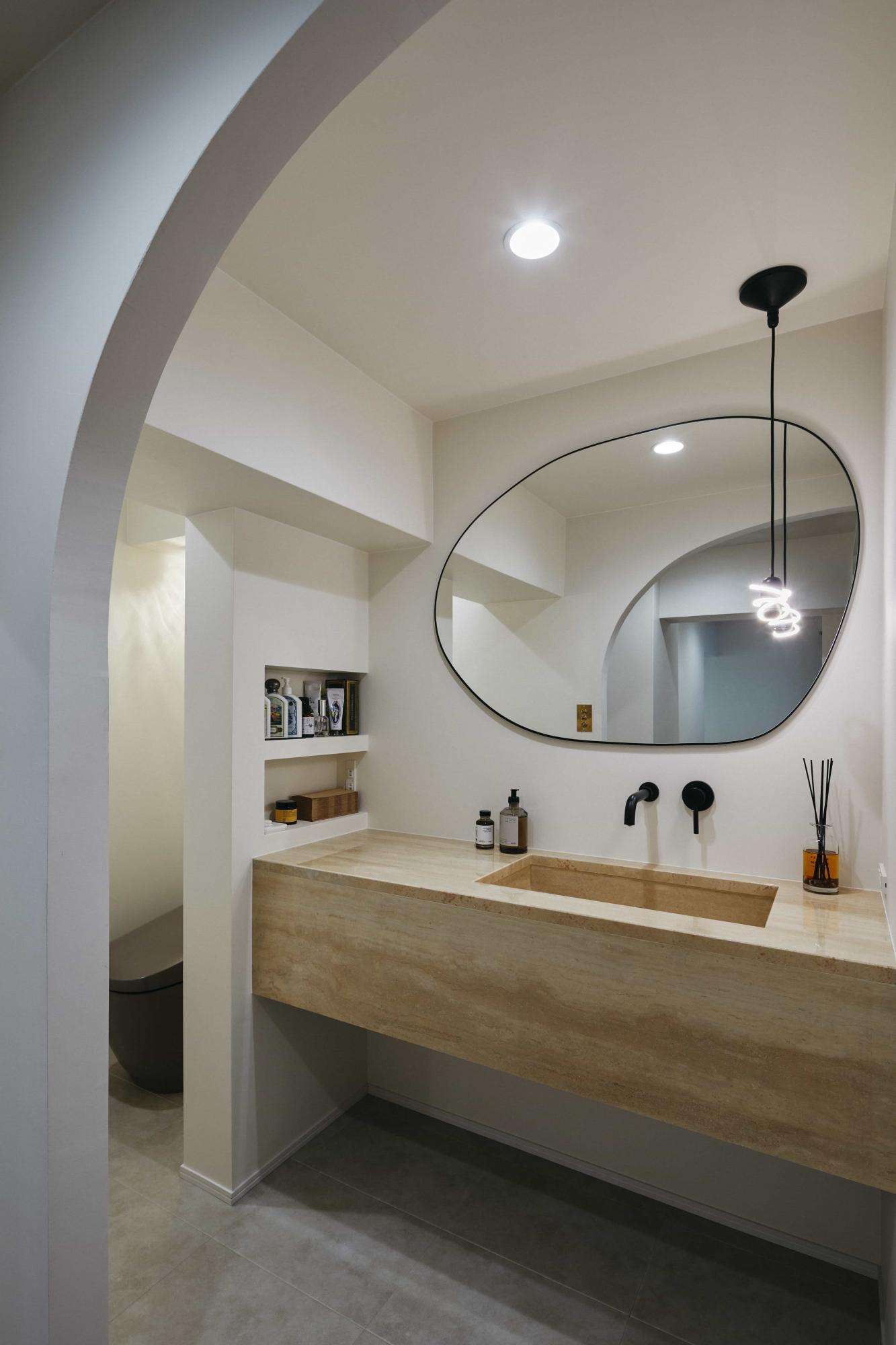 廊下の奥にあるアーチ開口をくぐると、まるで海外のホテルのような開放感あるサニタリースペースが。