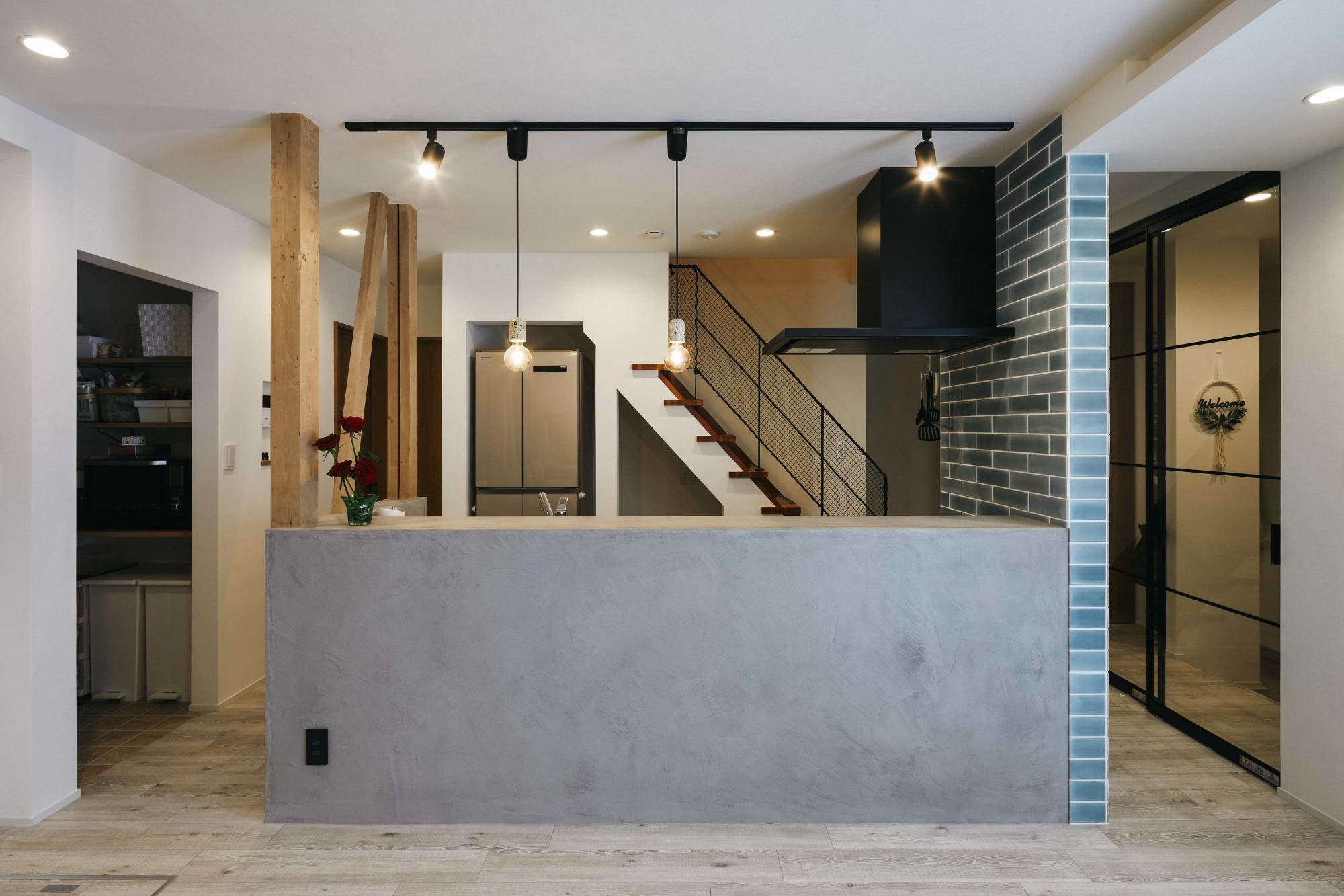 実家を二世帯住宅にするためにリノベーションした戸建の施工事例。
1階のLDKは家族全員が集う憩いの場。大人数が集まっても快適に過ごせるように、回遊性を重視したキッチン配置になっています。キッチン腰壁にはモールテックス、袖壁にはタイルを施工してデザインも工夫しています。2階はもともと2部屋だったところ