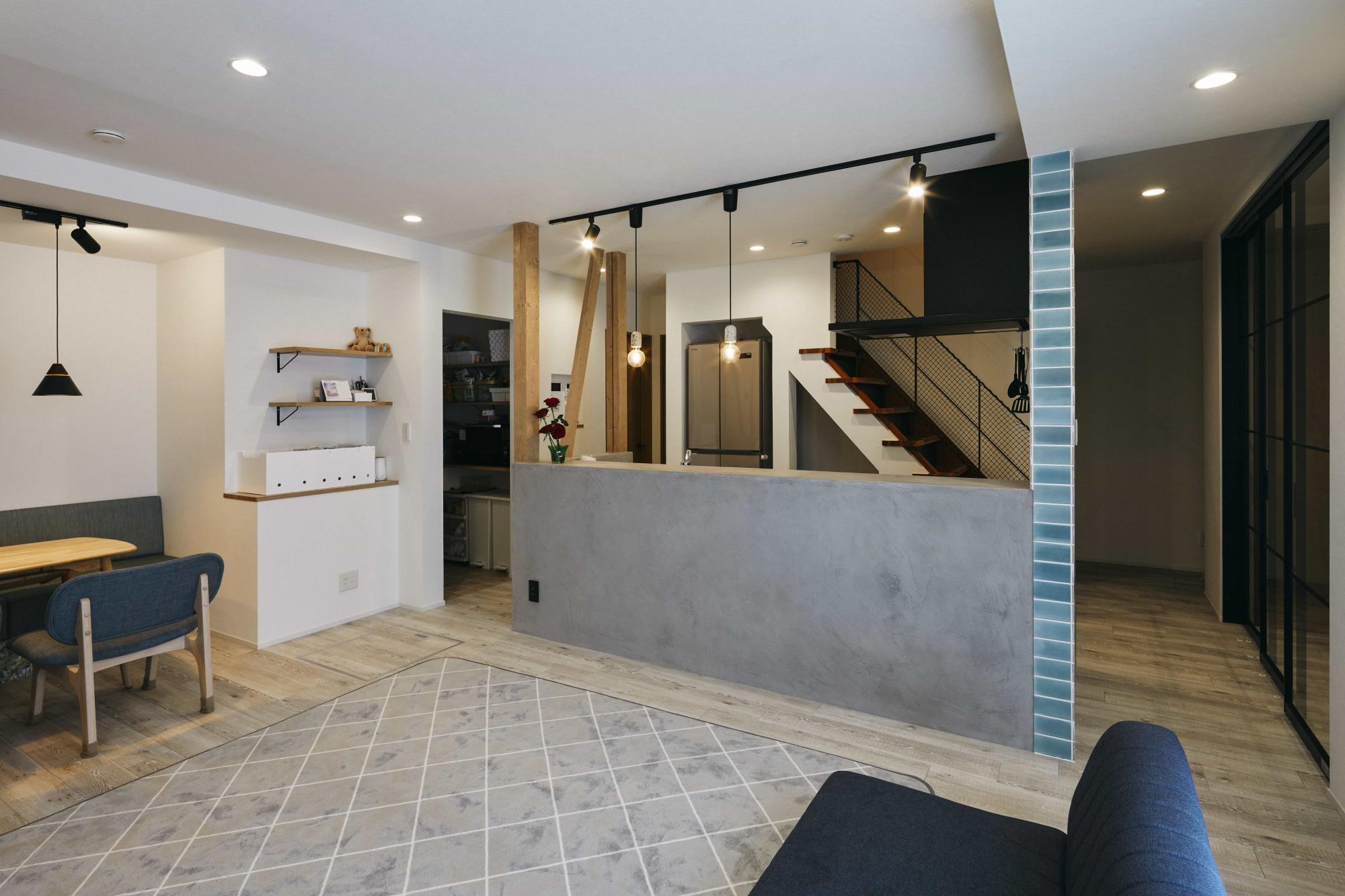 キッチンの腰壁にはモールテックス、袖壁にはタイルを施工。