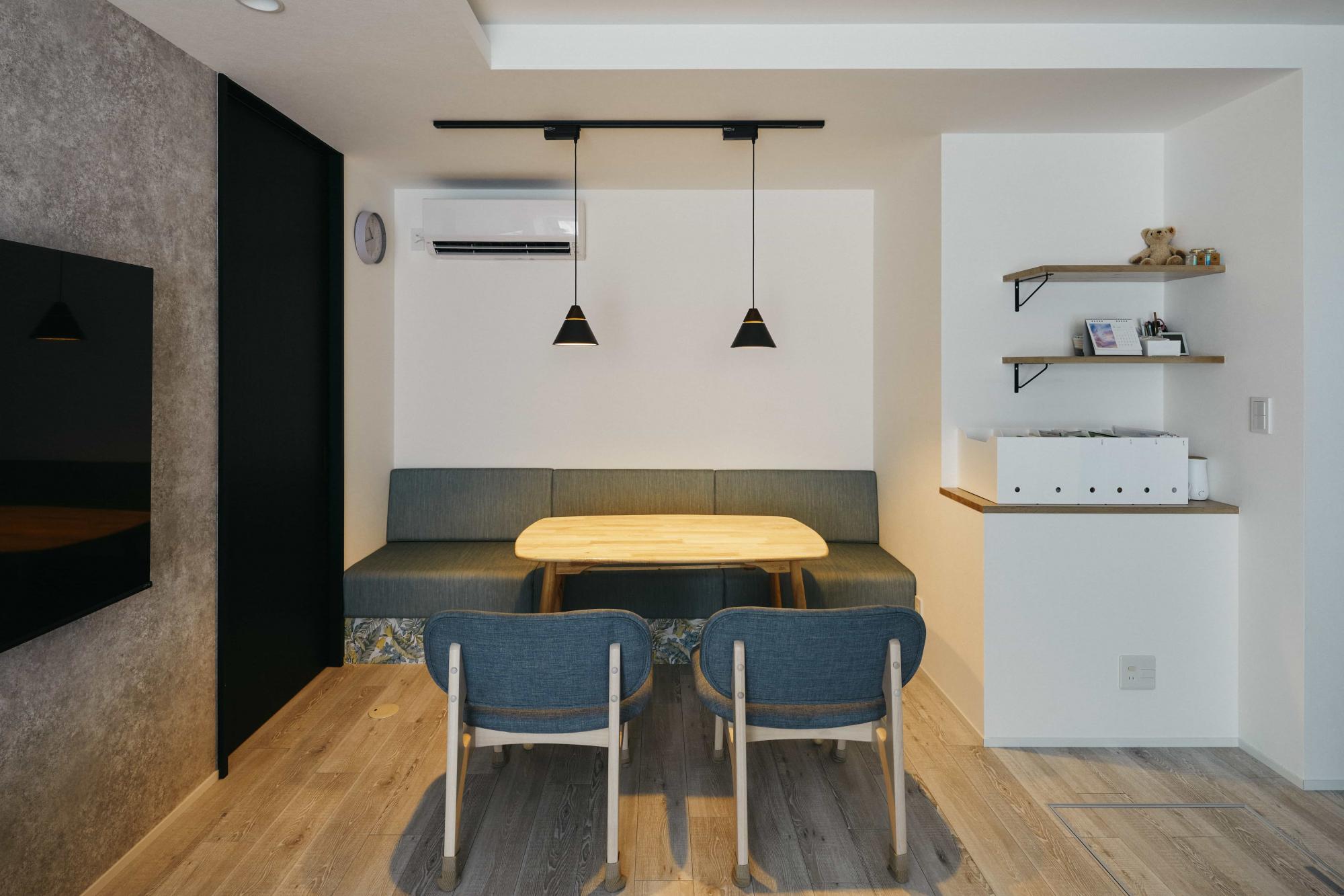 ダイニングは、家族みんなが座ることが出来るように広々とした造作ソファを配置しました。ソファ台輪部分にはデザインパネルを施工し、さりげなくアクセントを。