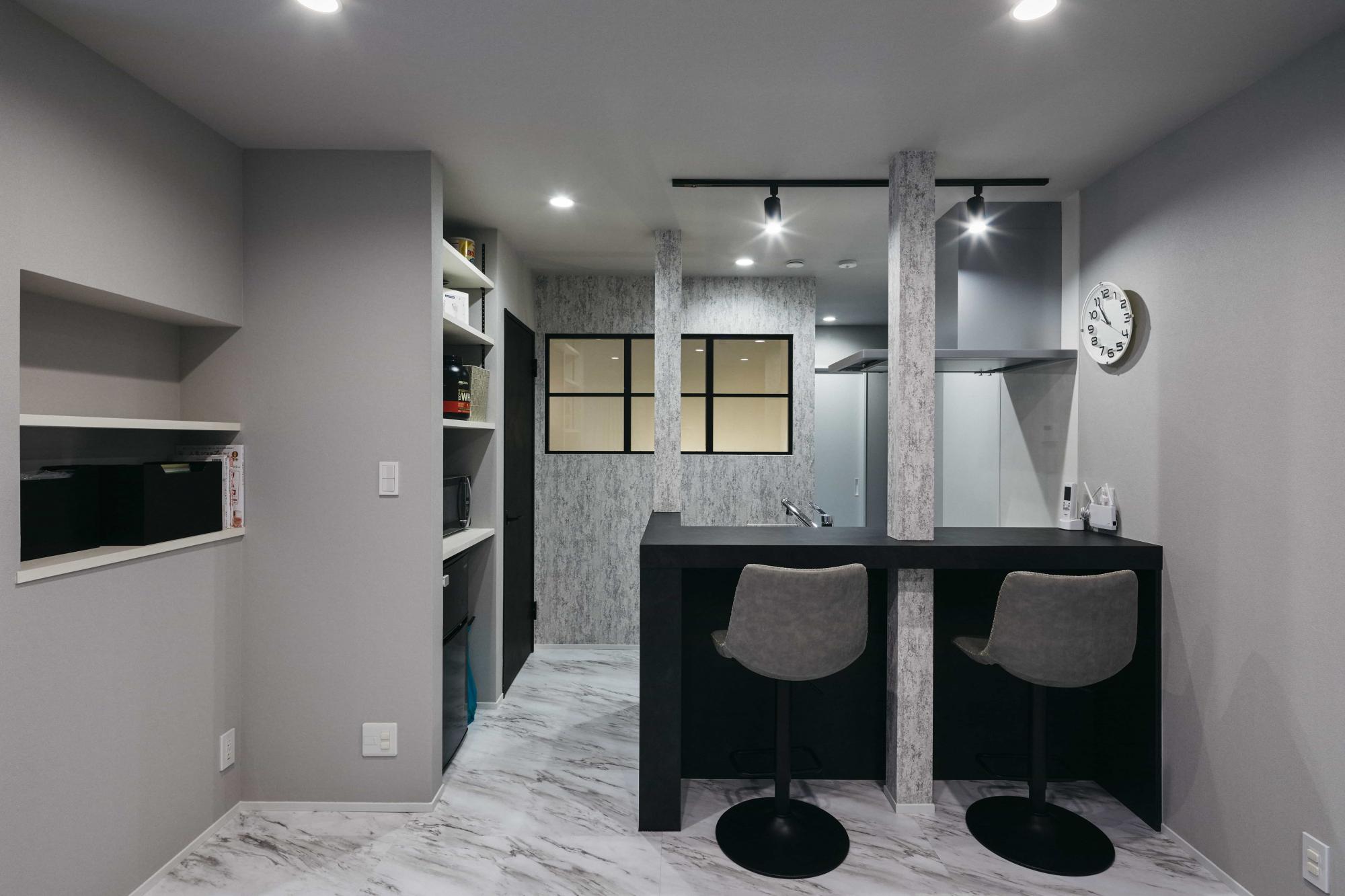 2階のLDKはホワイトとグレーで統一してシンプルモダンな雰囲気。