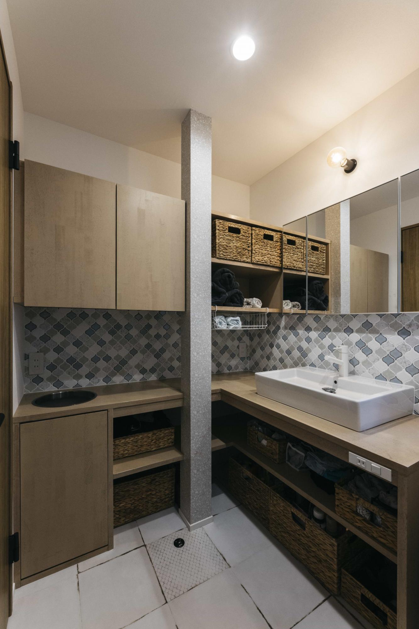 L字型の造作洗面台は収納スペースをたっぷり確保しており、使い勝手抜群。