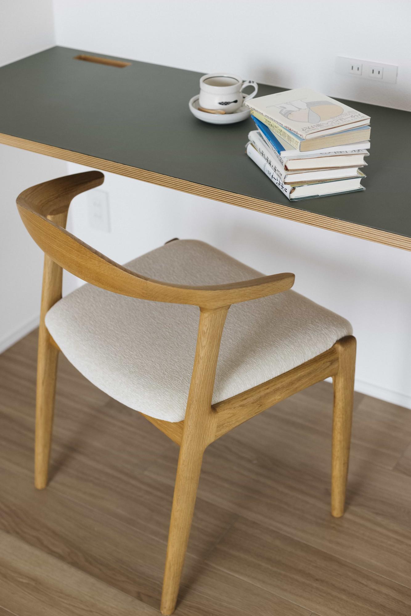 LDKの一角にはワークカウンターも設置。造作棚と統一感をもたせて深緑色を装飾しています。