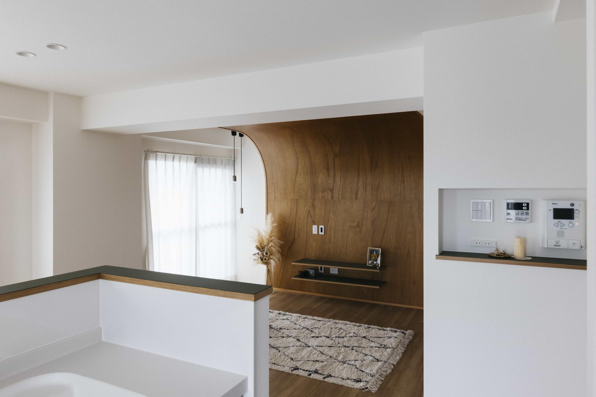 ニッチの中にスイッチ類を集約して、ちょっとした空間も無駄なく活用しています。