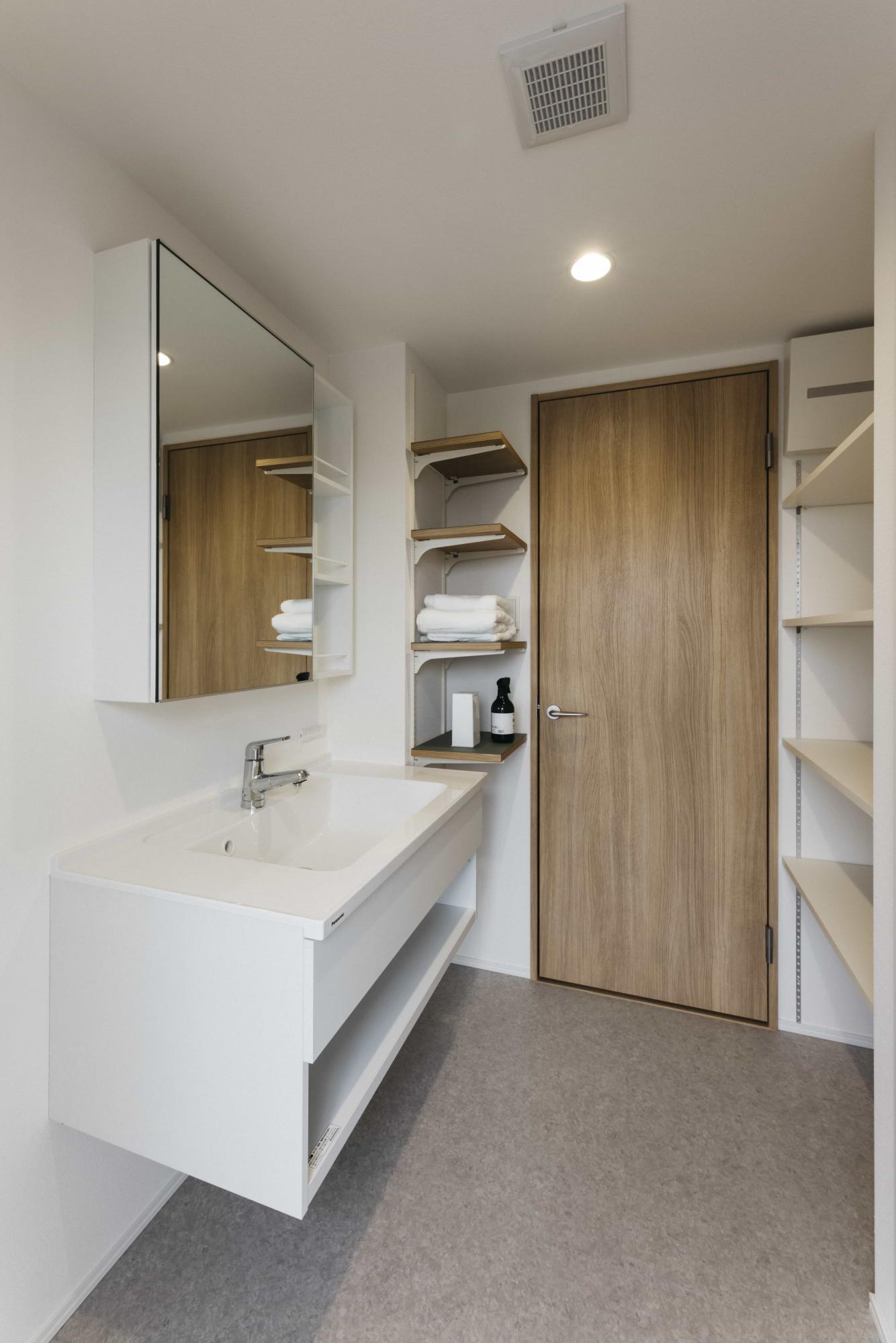 洗面スペースの収納は可動棚になっているので、使い勝手に合わせて調整できます。