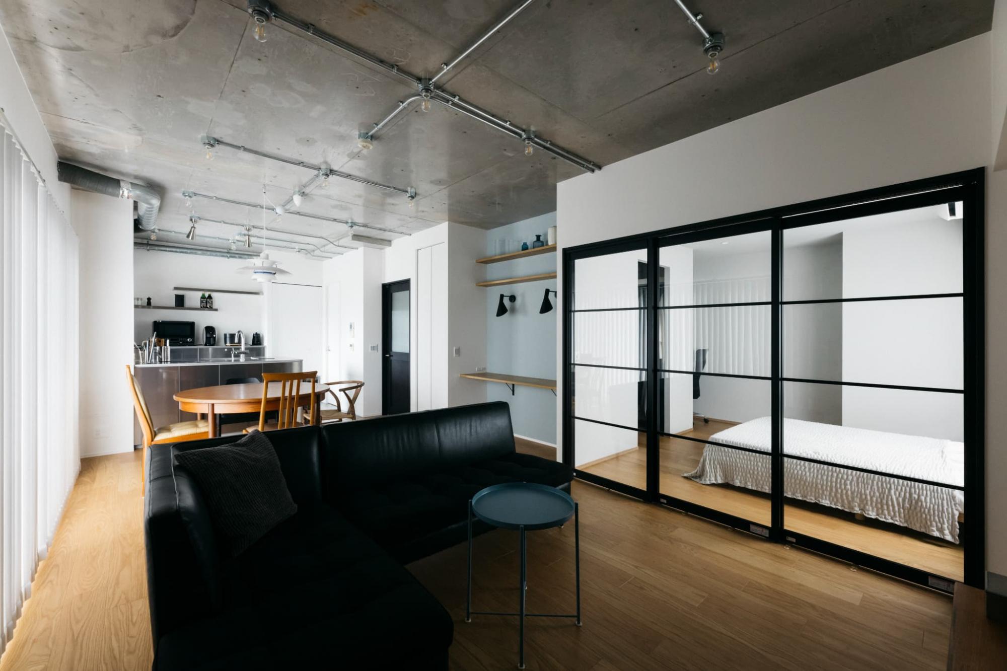 空間の広がりを感じられるように、LDKと寝室を壁ではなくガラス戸で仕切りました。扉を閉めたままでも緩やかに繋がりを感じます。