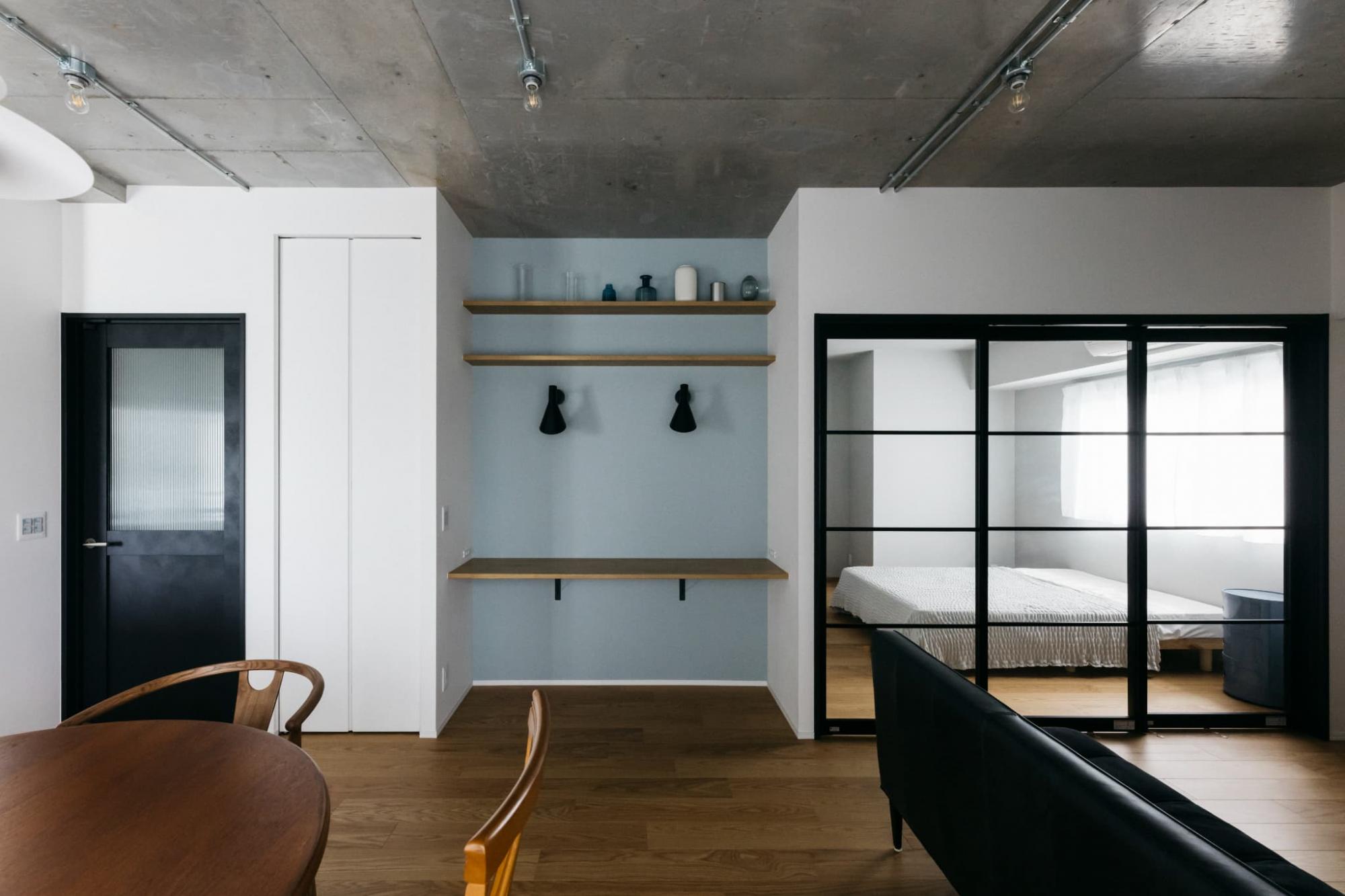 ダイニングカウンター正面の壁は、ブルーグレーの石目調のクロスを貼り空間にアクセントを。