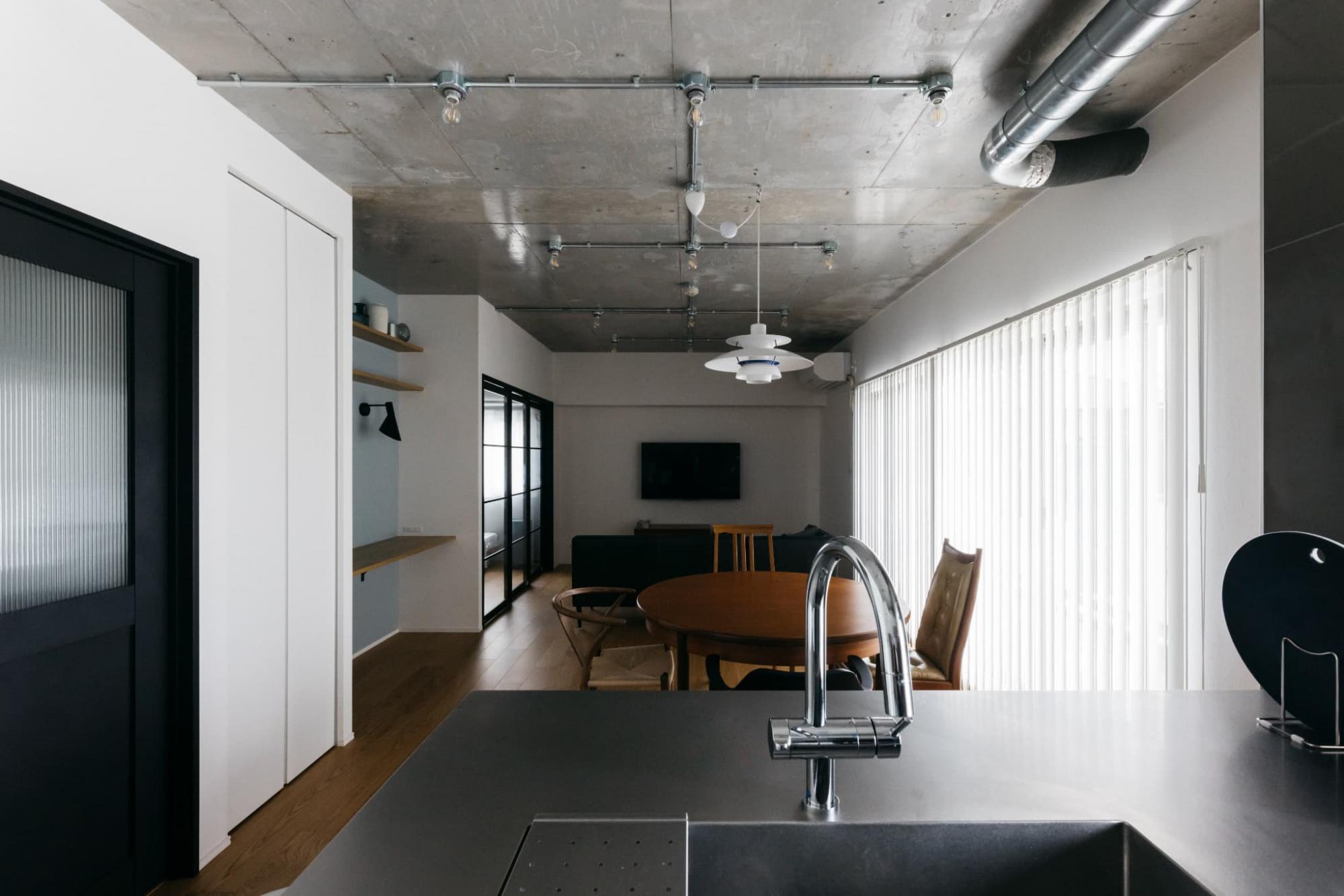 天井のみ躯体現しにしてコンクリートの質感を感じられながらも、壁はクロスで仕上げたので殺風景になり過ぎません。