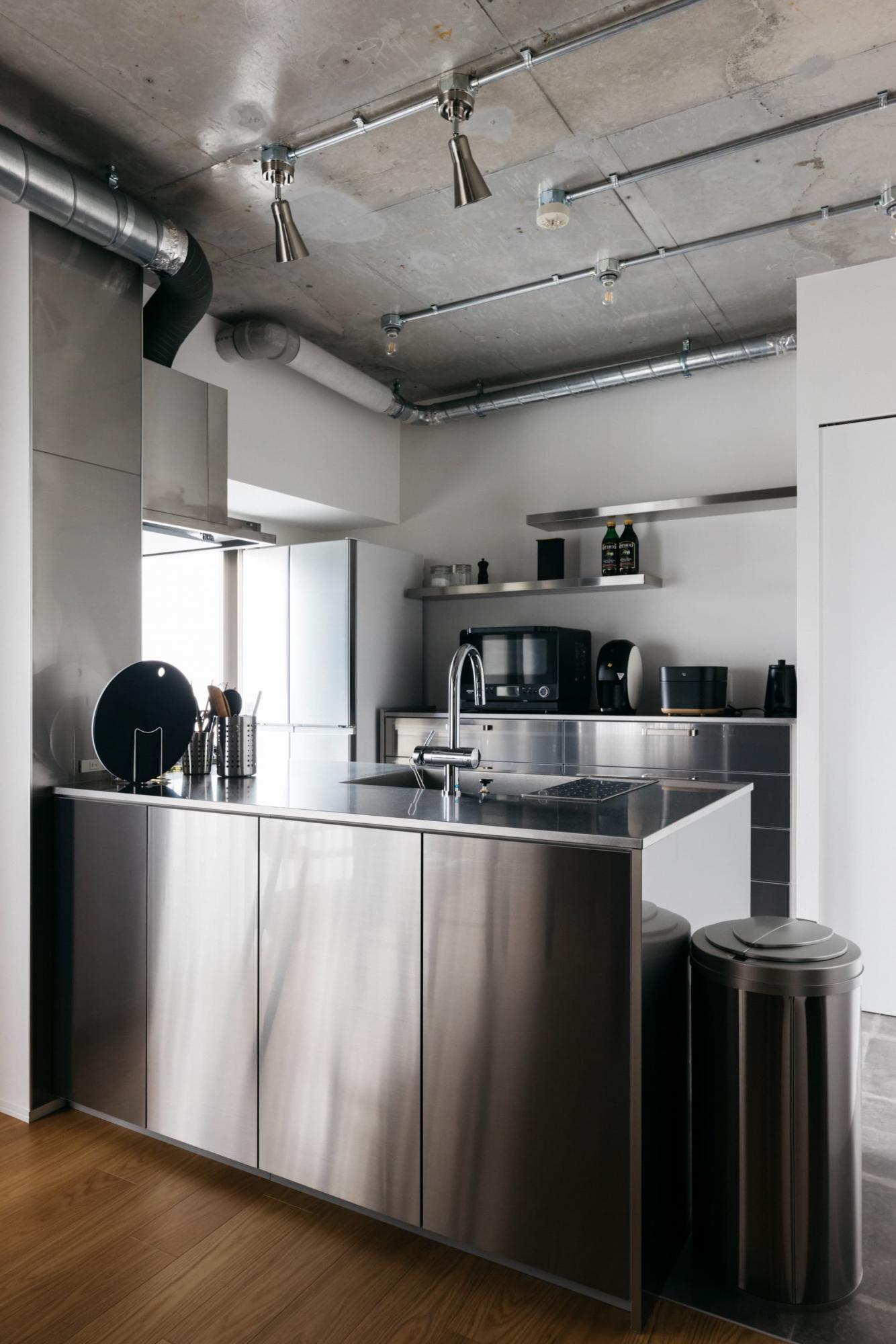 躯体現しと相性の良いステンレスキッチンを選定し、スタイリッシュで洗練された空間に。