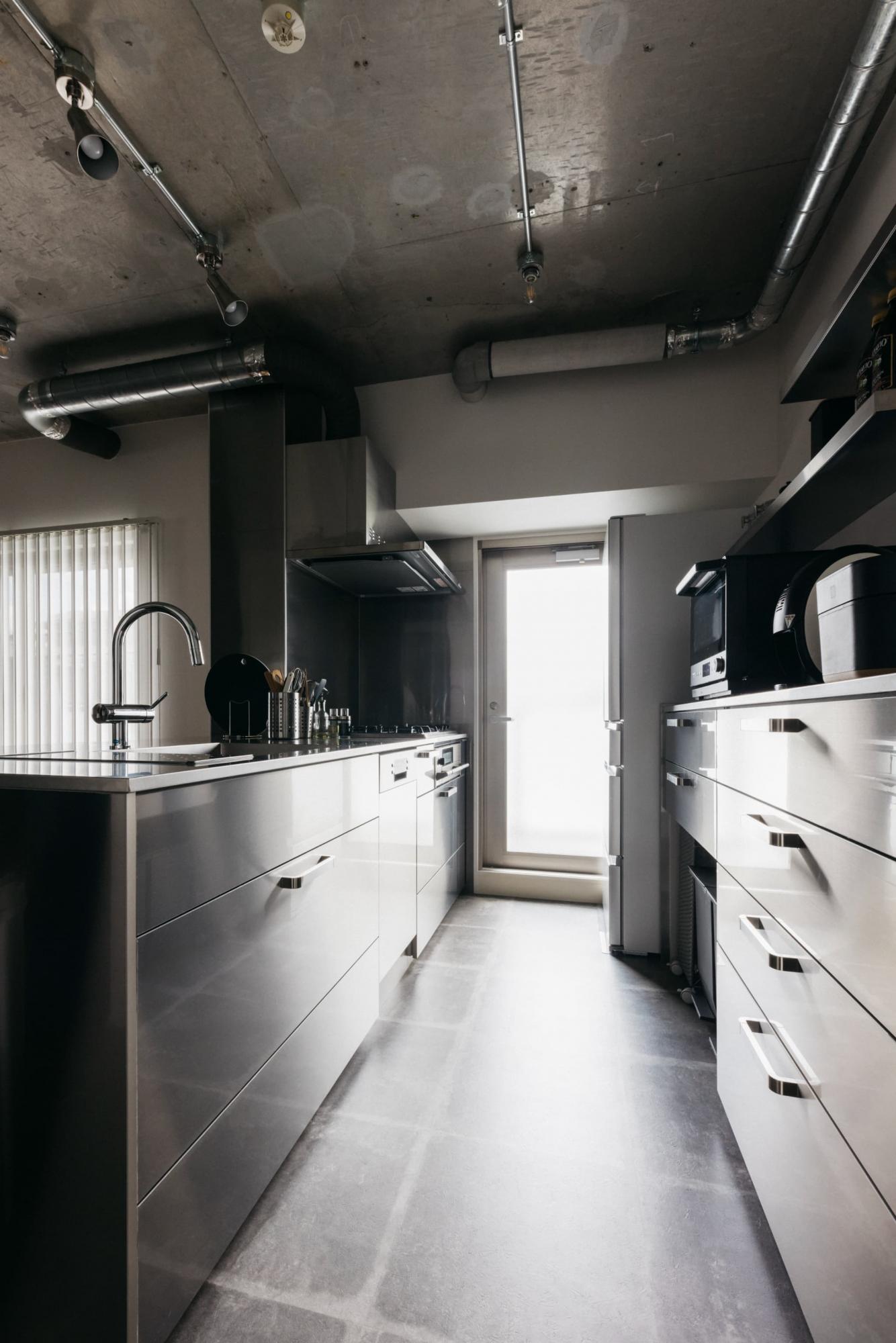 住まい全体に統一感が生まれるようカップボードもステンレス製で合わせています。