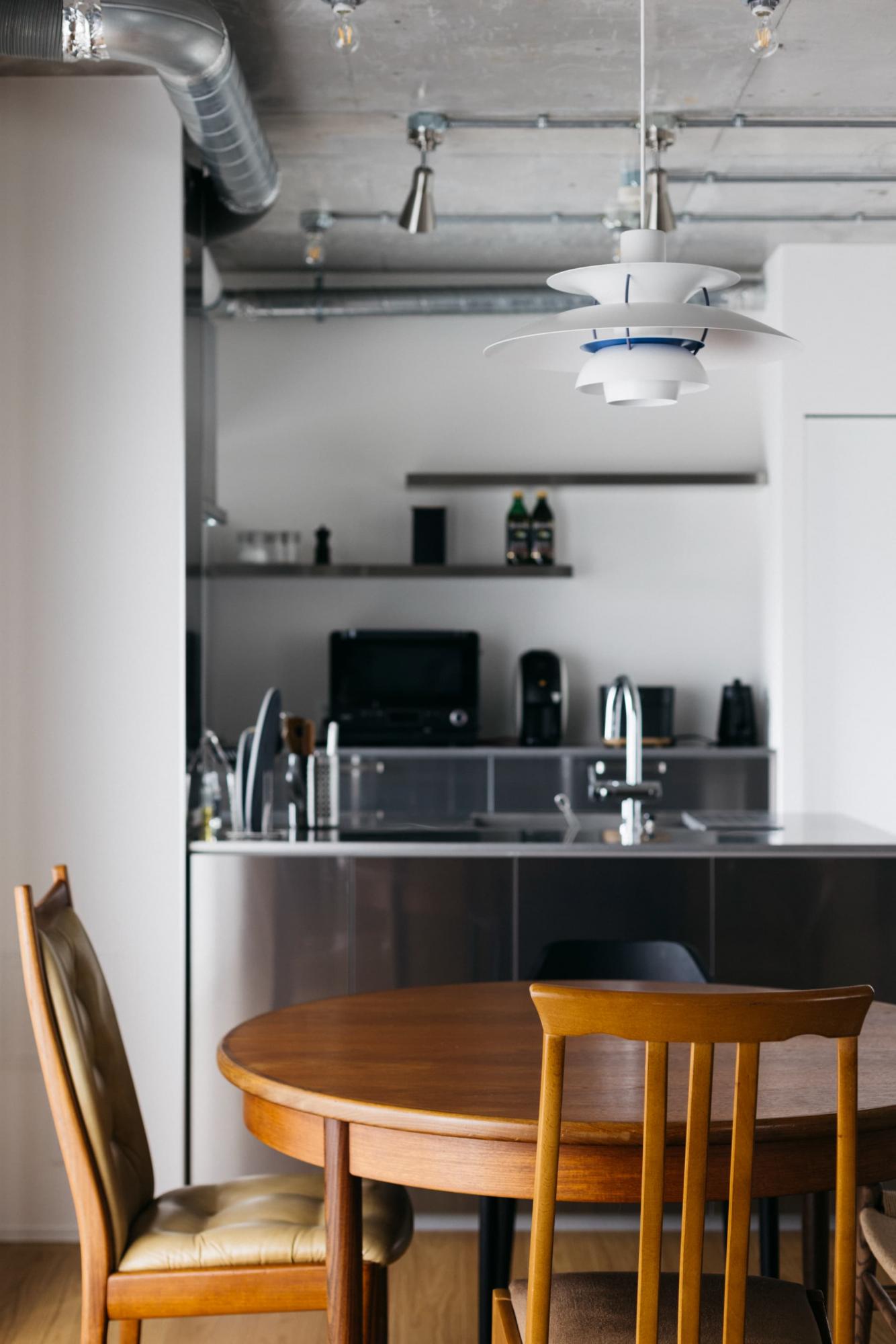 ミッドセンチュリーな家具が無骨さの中に温かな印象をプラスします。