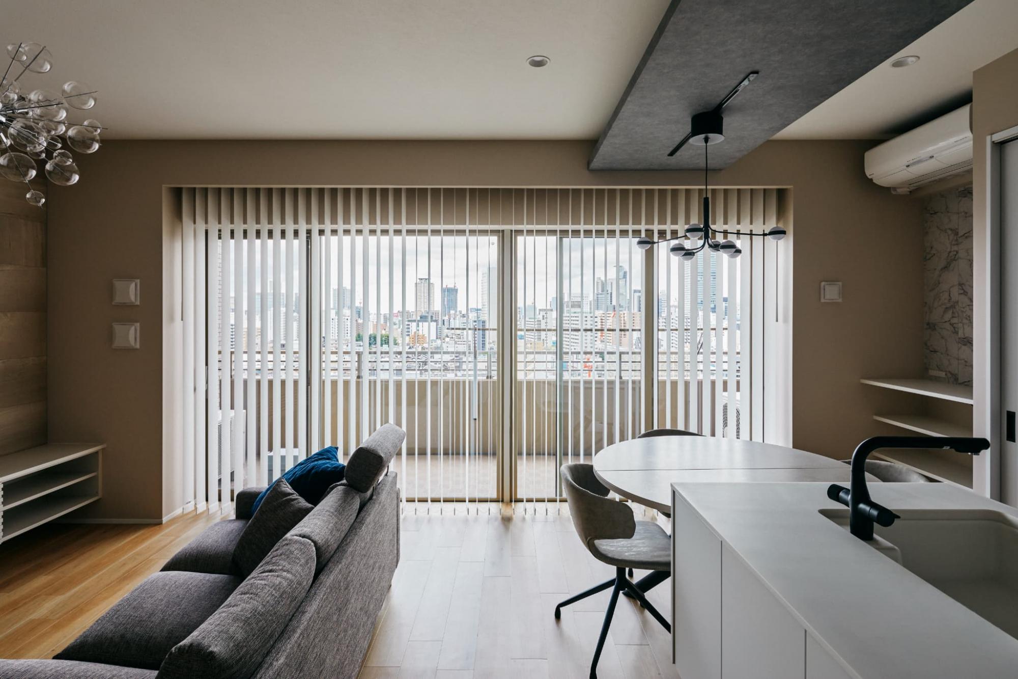 キッチンの位置を大幅に移動し、窓際にLDKを配置する間取りに変更。縦方向だけでなく横方向にも部屋の広がりが生まれ、大きな掃き出し窓からはたっぷりの陽の光が降り注ぎます。