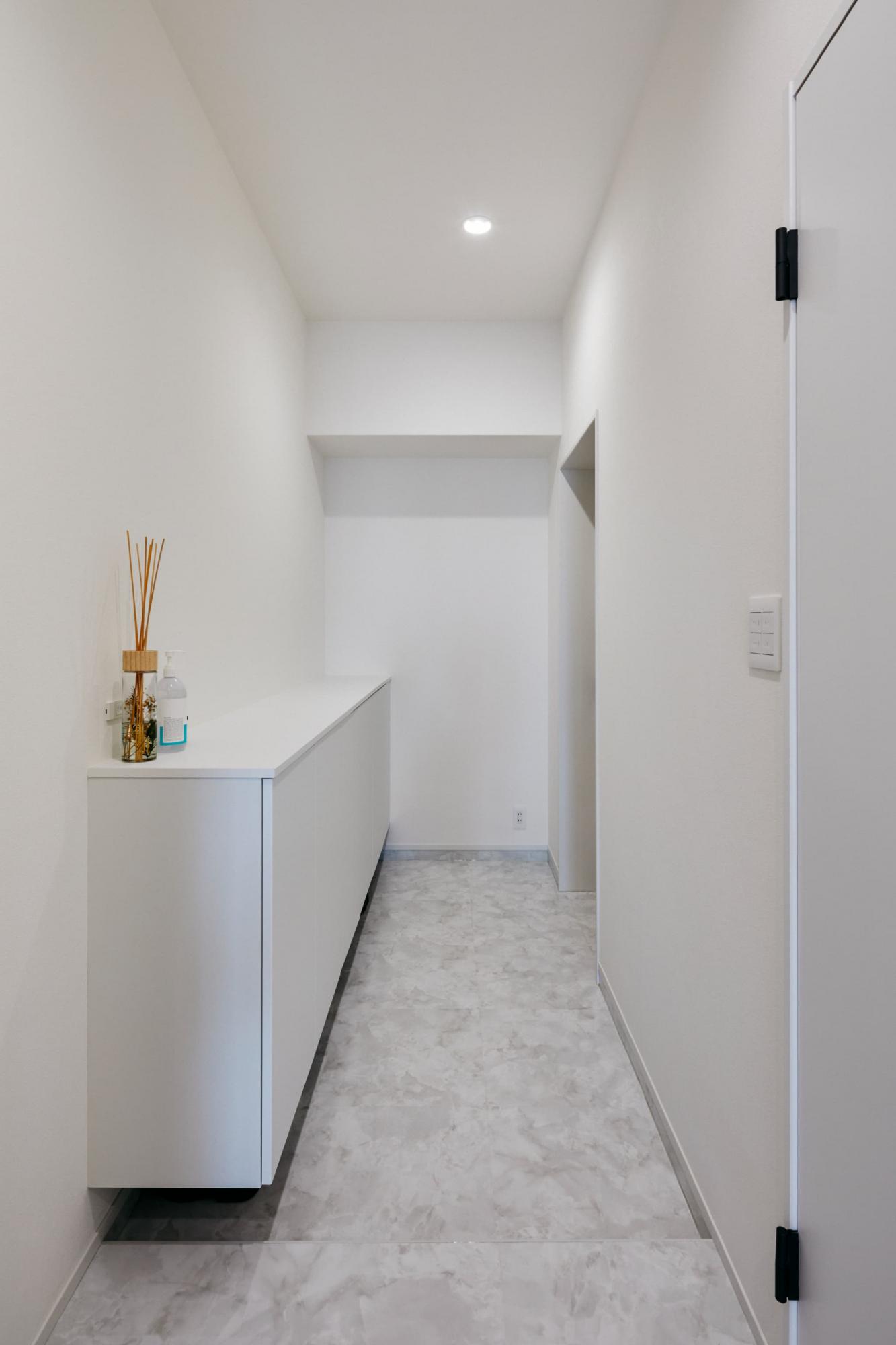 玄関収納は横幅2.4ｍのフロートタイプです。足元や天井との間に空間ができるので圧迫感がなく、広く見えます。