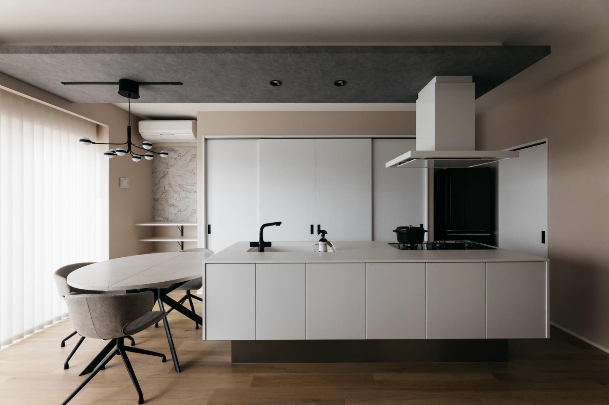 床材は温かみのあるオーク柄のフロアタイルを採用。白と木目の絶妙なバランスで空間を彩ります。