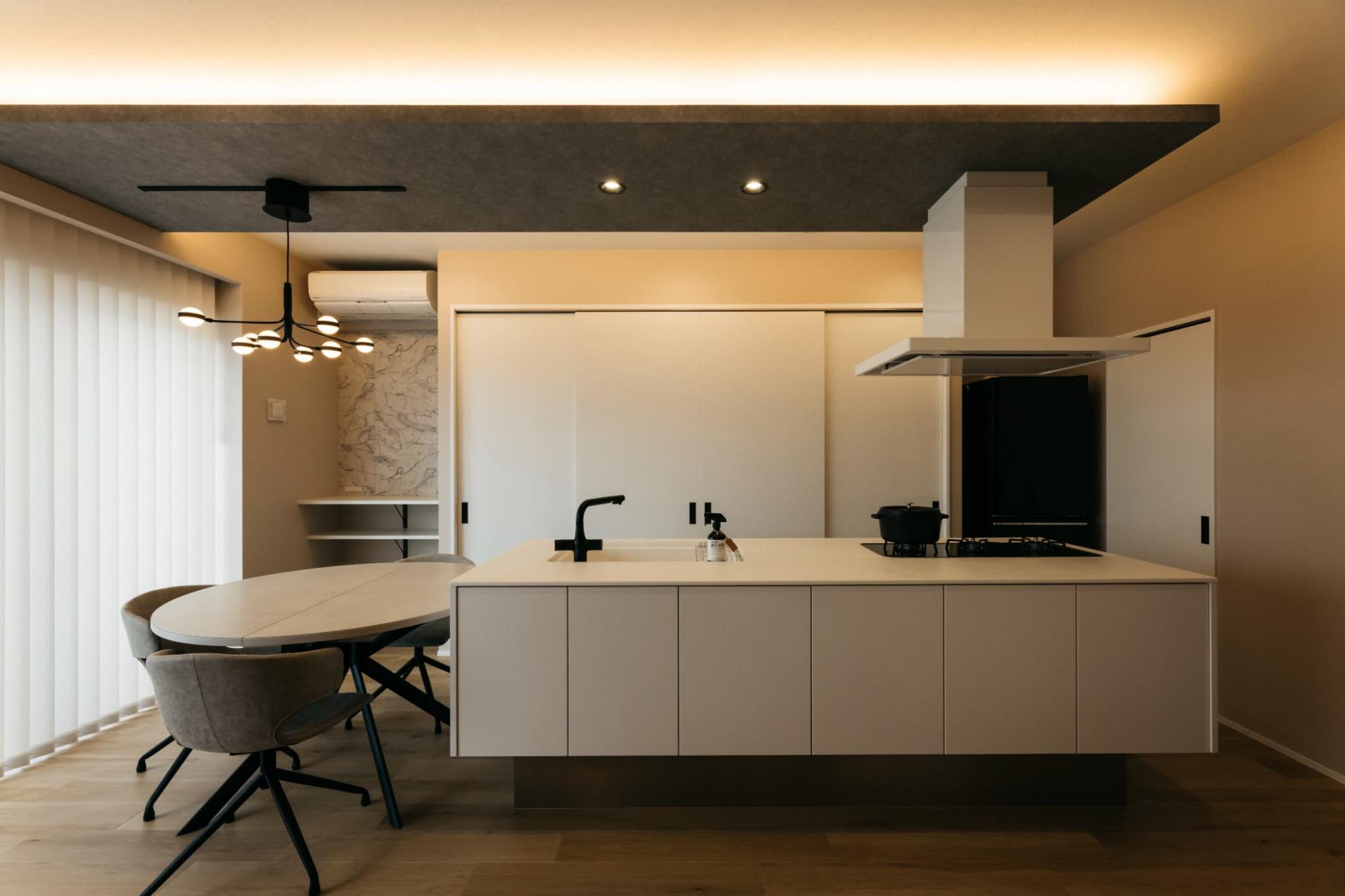 キッチン上部の下がり天井により空間にメリハリをつけました。