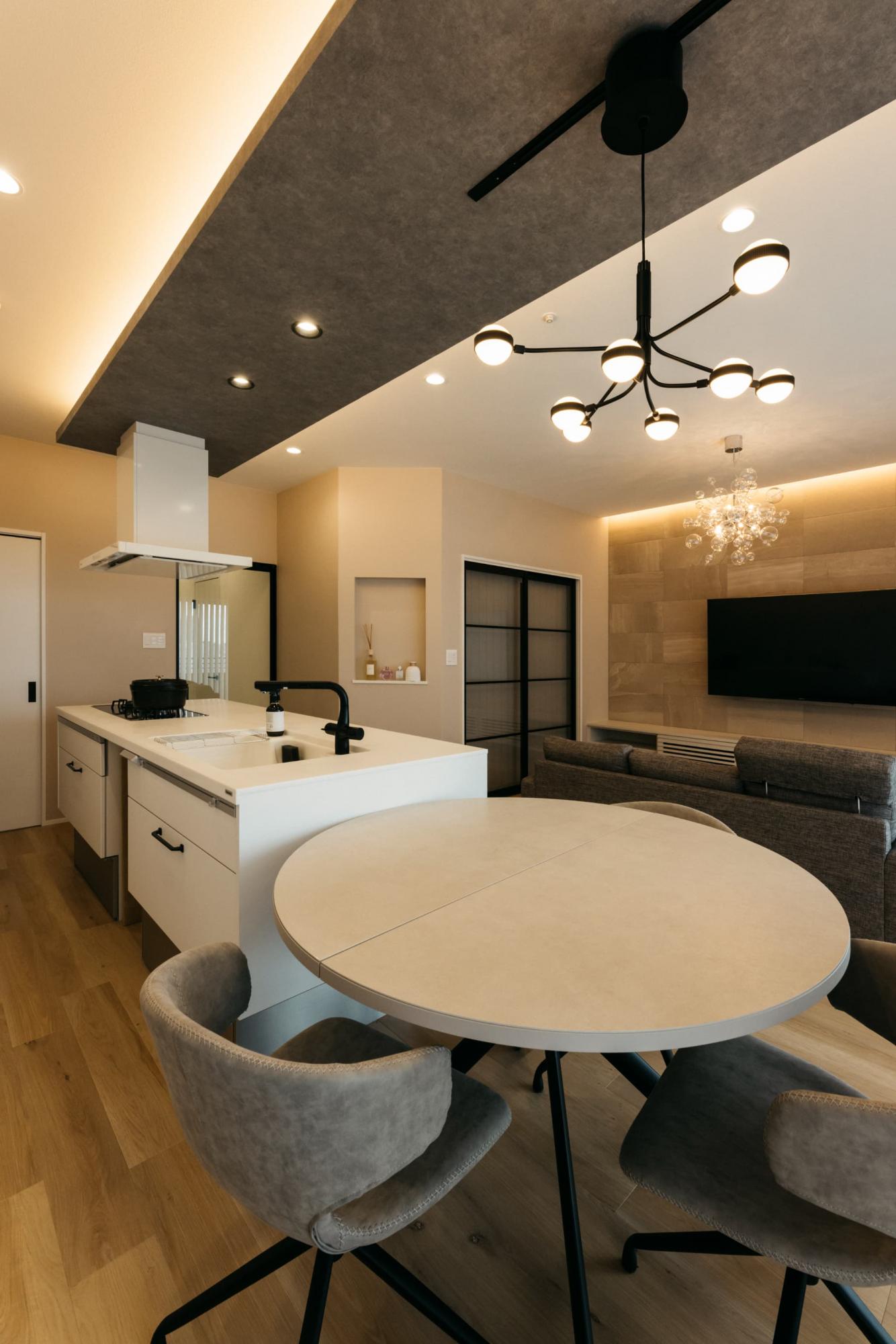 キッチンの天井を下げることで、リビングの天井がより高く感じる効果があります。