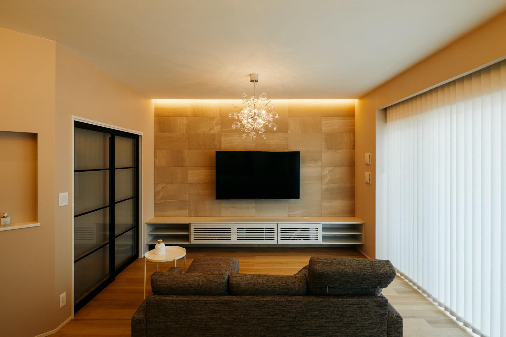 TVボード面にはタイルと間接照明を施し、上品で高級感のある雰囲気を醸し出しています。