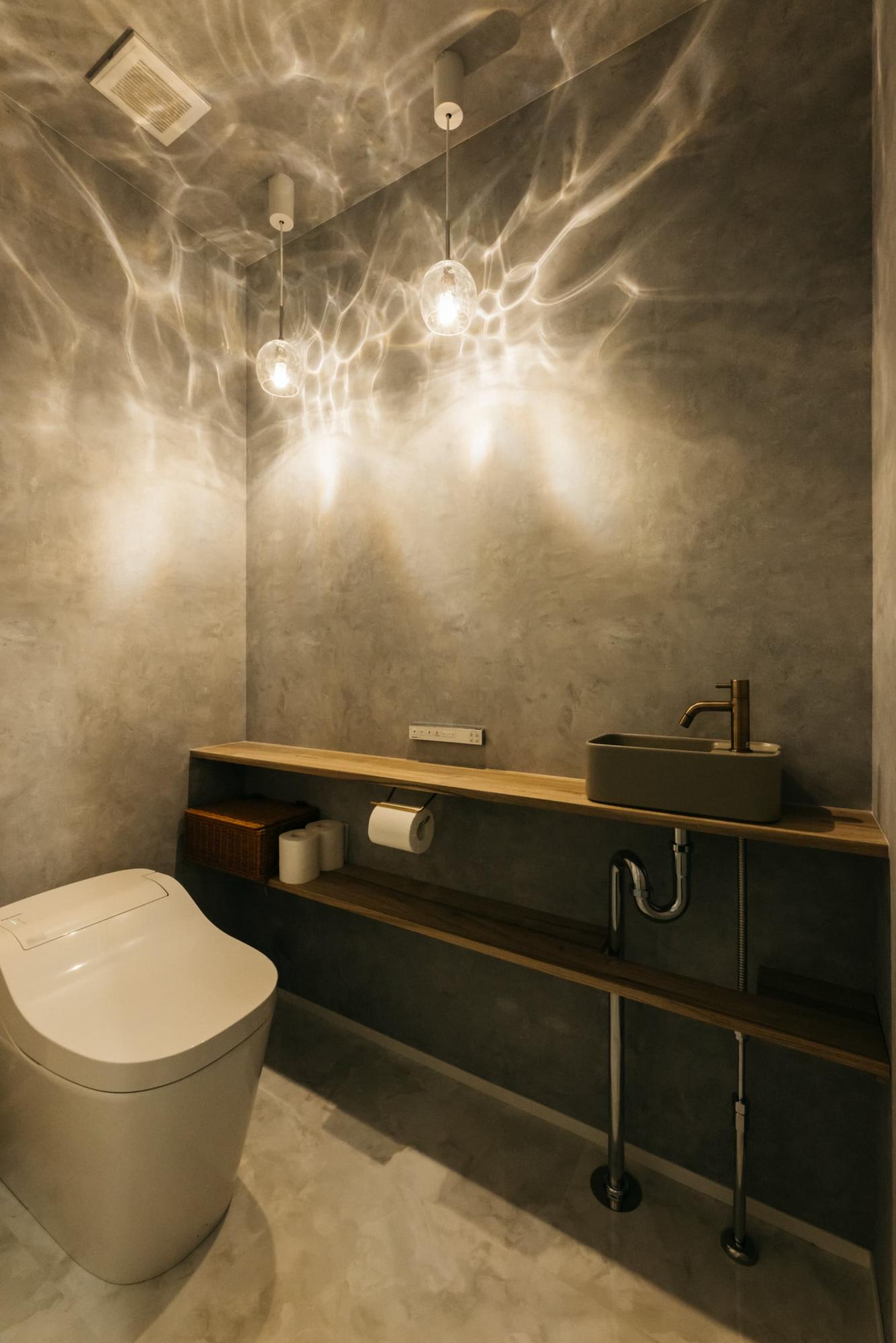 天井に映る水の揺らめきのような陰影がとても癒されます。