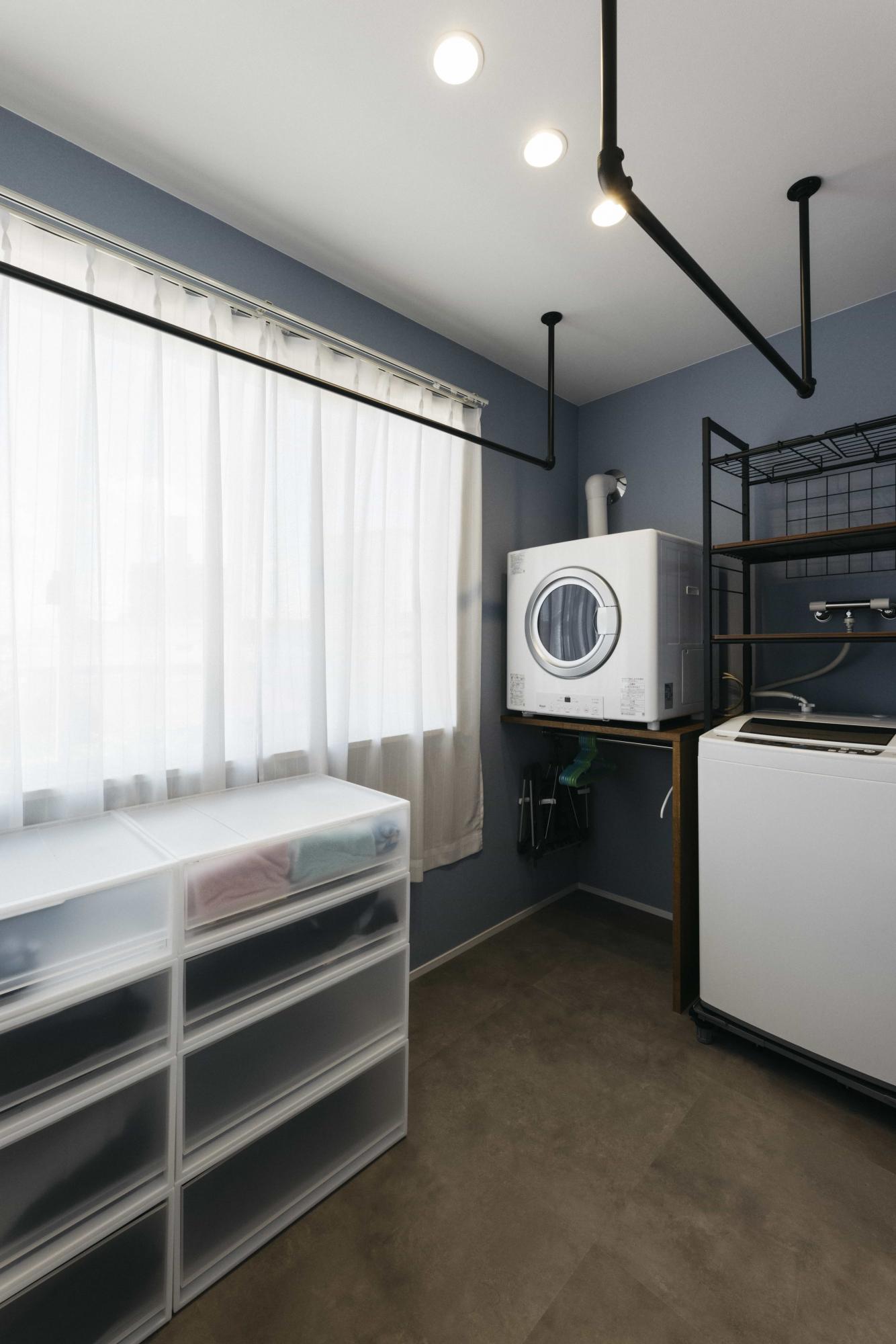 ランドリールームへ繋がります。「洗う」「干す」「畳む」が1箇所で完結し、クローゼットへもすぐ収納しに行ける無駄のない動線計画です。