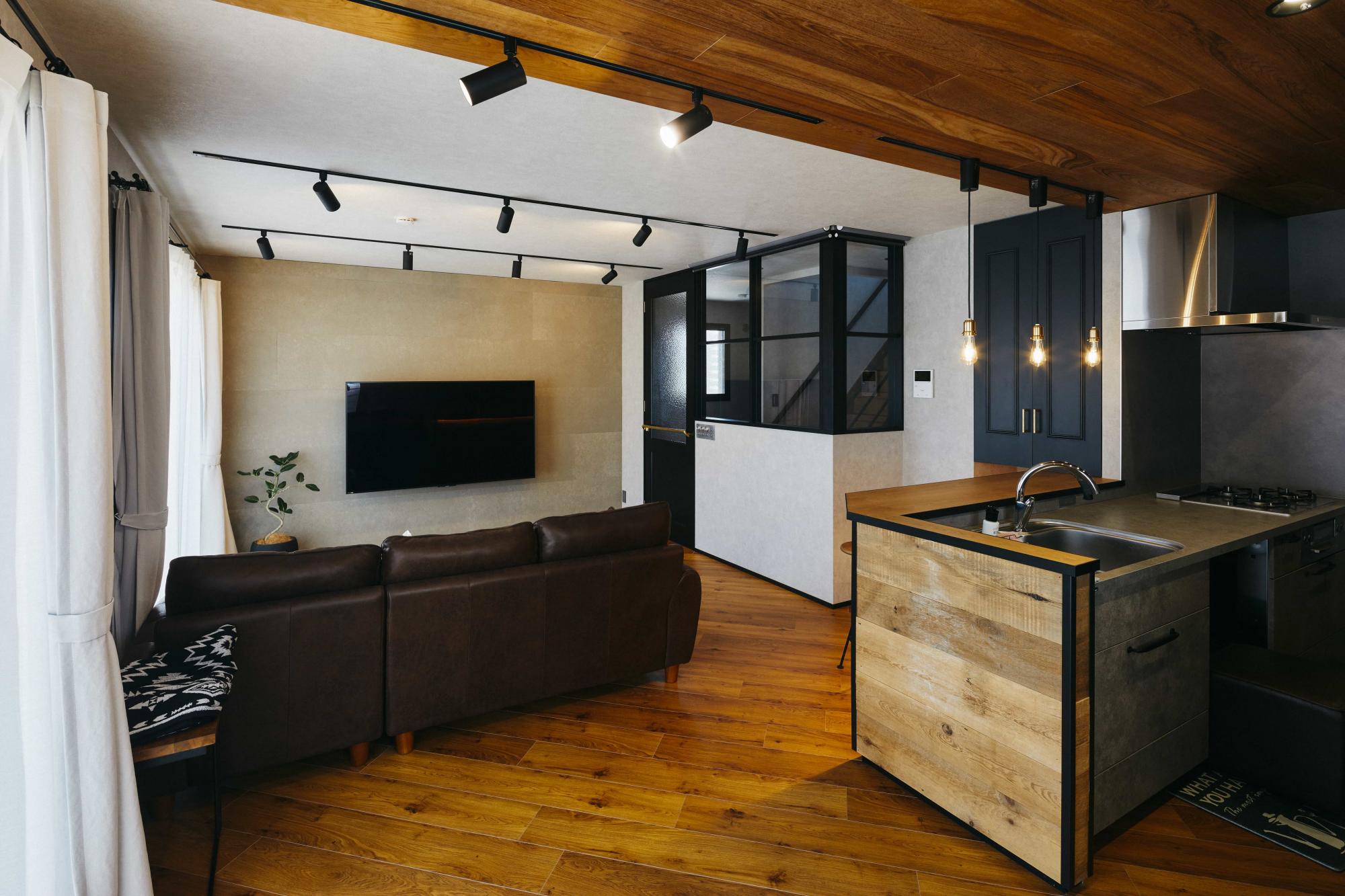 内装は木目×黒を組み合わせたデザイン。