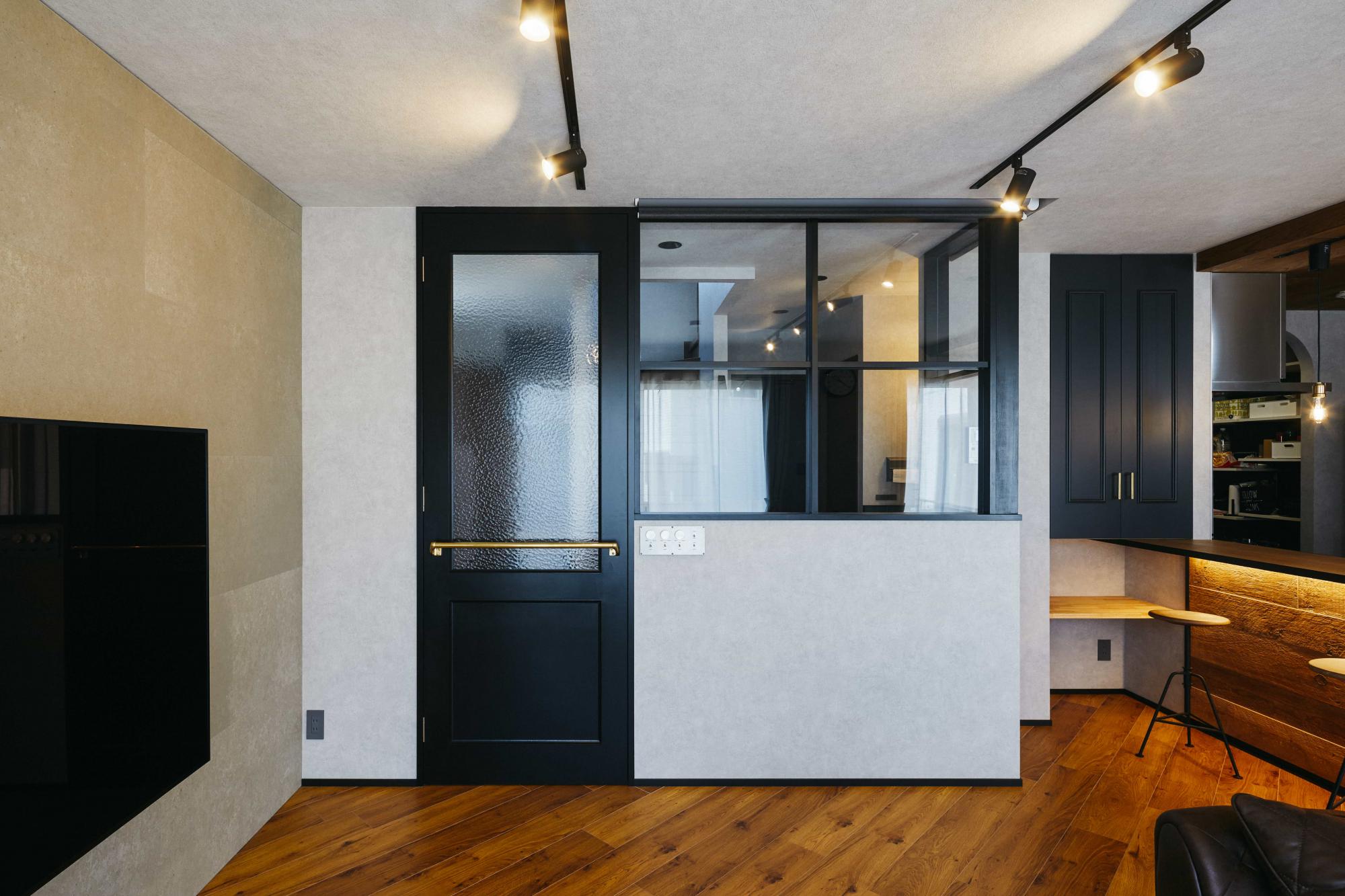 LDKの入口に大きな造作建具、造作窓を計画。廊下との空間を仕切りつつも、視線が抜けて広々と感じられます。