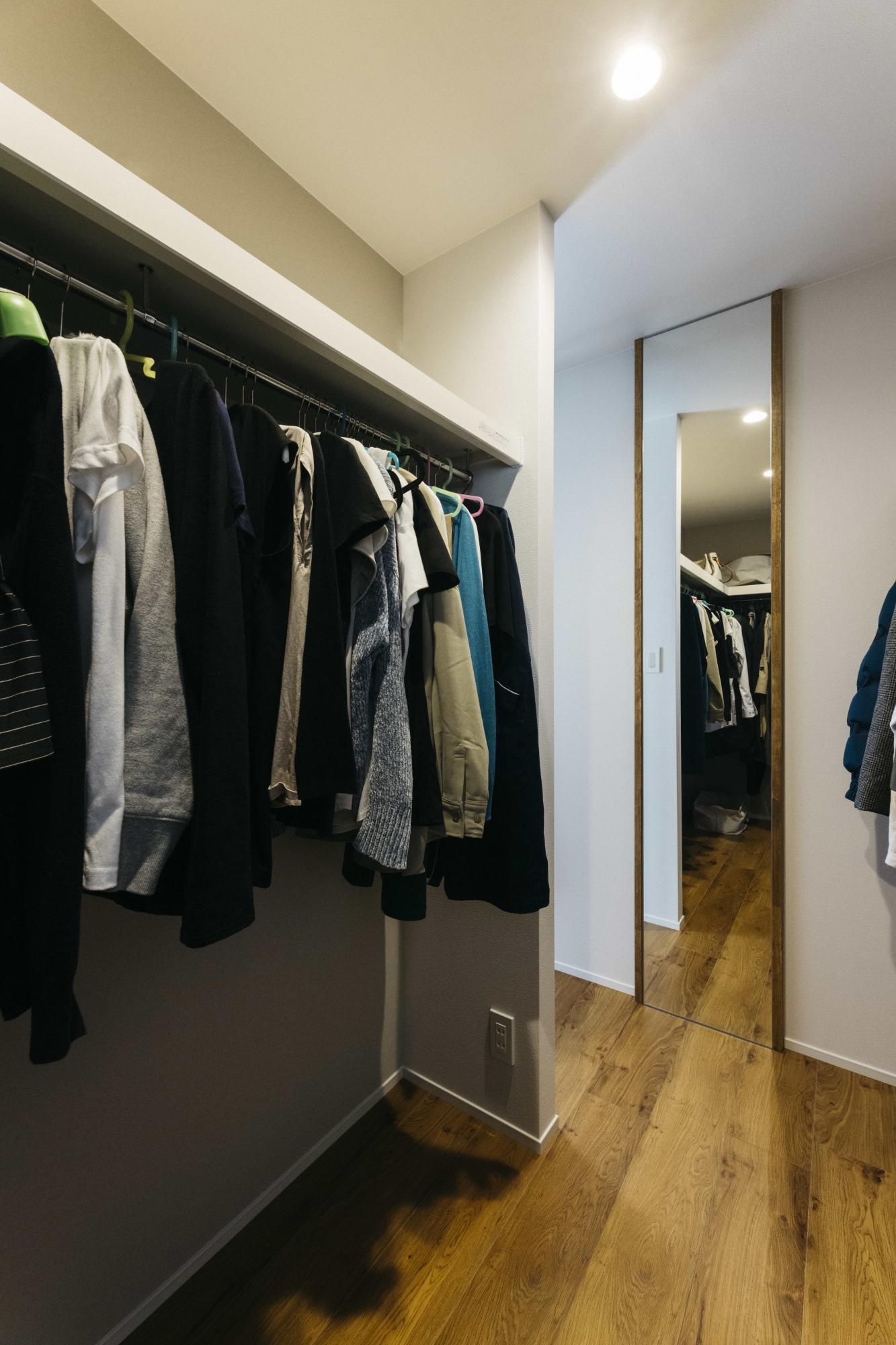 主寝室に隣接したウォークインクローゼット。起きてすぐに着替えるのに大変便利です。