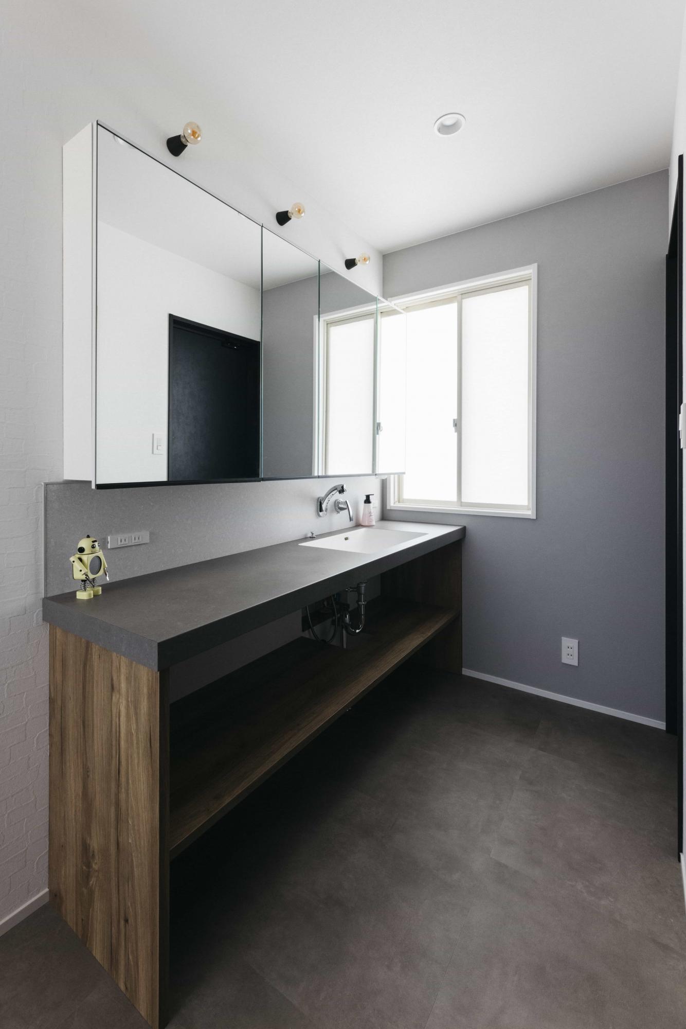 ウォークインクローゼットを出ると洗面脱衣室に直結します。広々としたカウンターの造作洗面台で使い勝手も抜群。