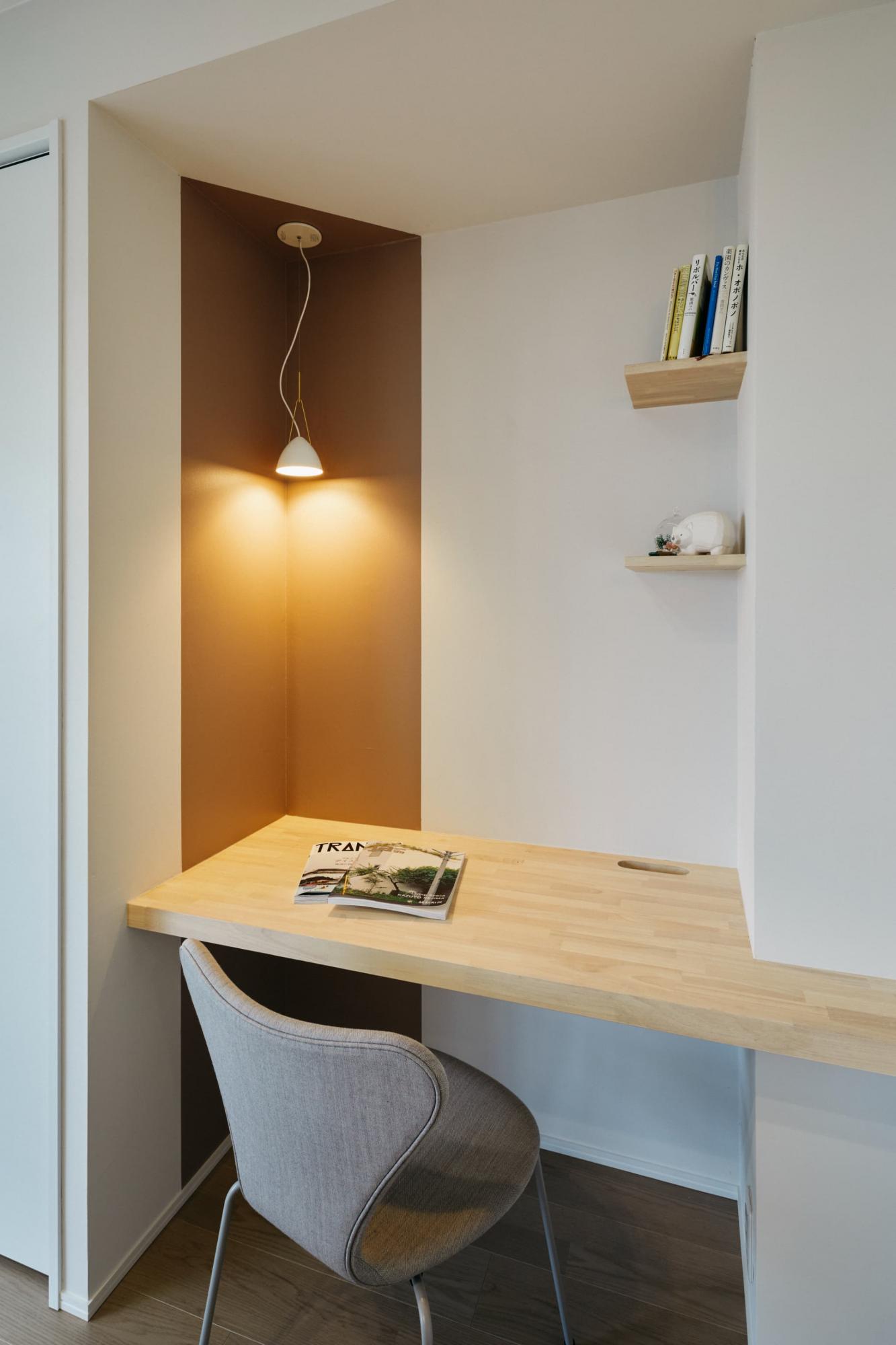 ペンダントライトの背景部分のみ色を分けて塗装。塗装にしか出来ないデザインと壁面に反射した照明が、さらにお洒落な雰囲気を演出してくれます。