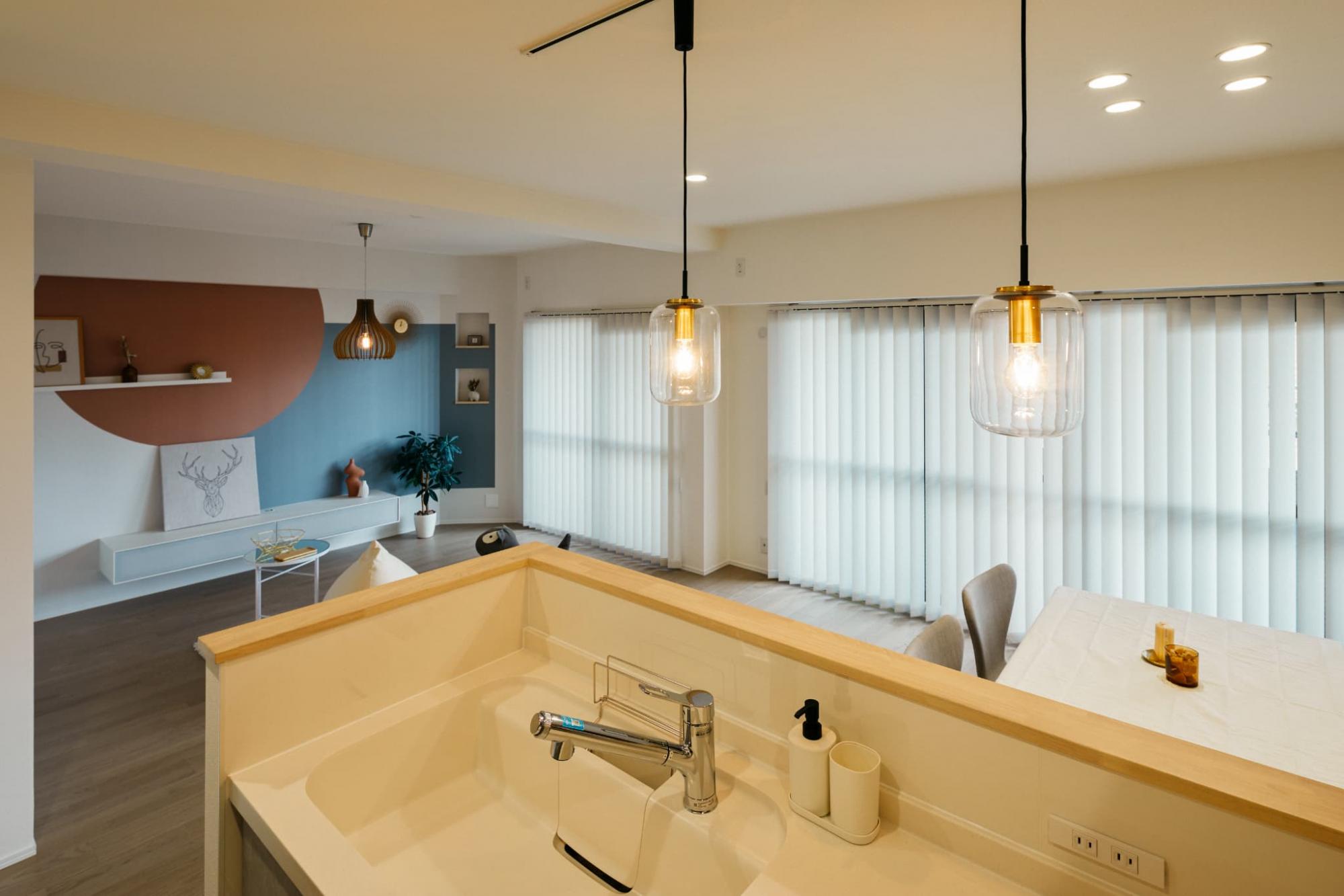 キッチンの吊り戸棚は無くしたことにより、明るくオープンなキッチンになりました。