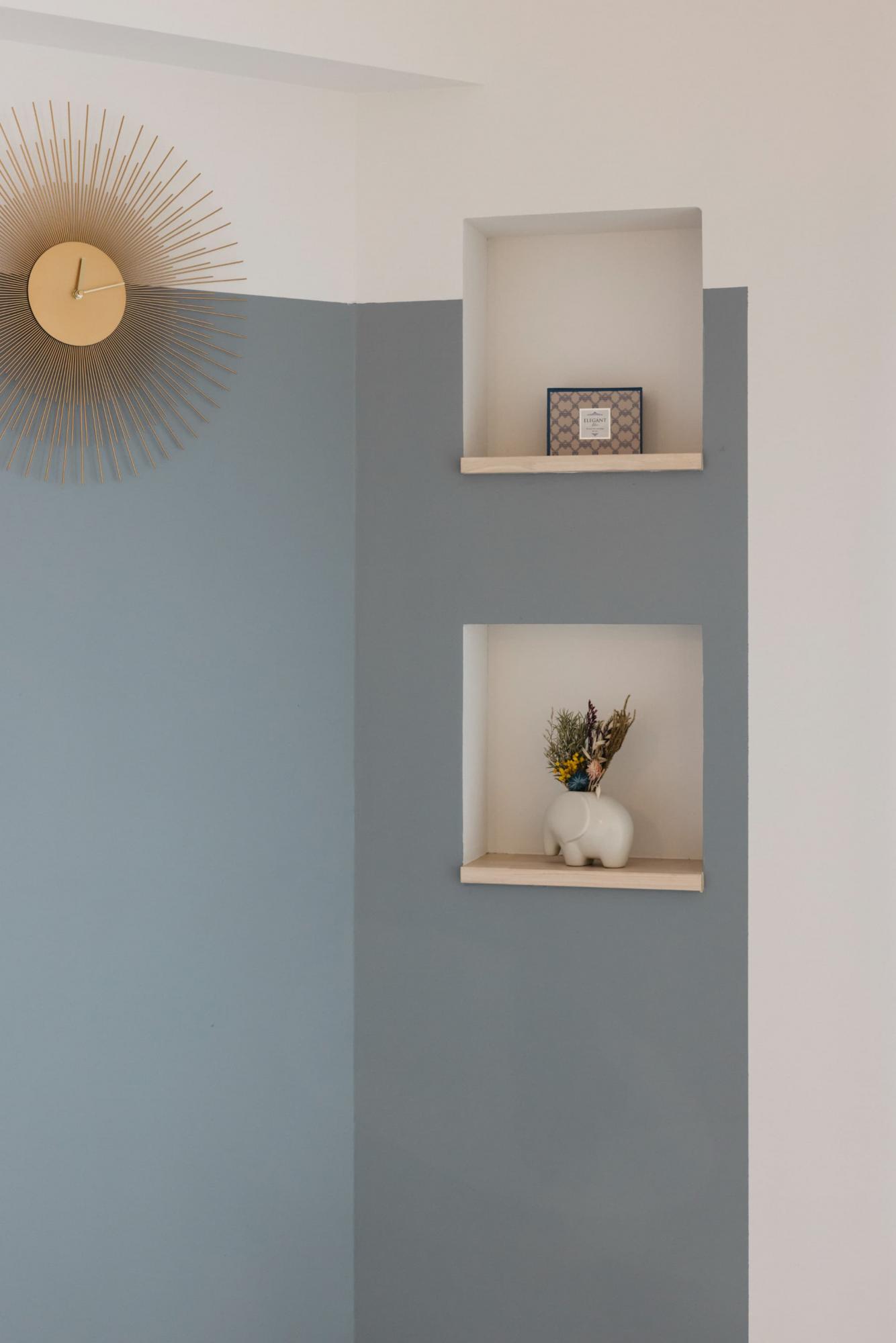 ニッチを取り入れることによってフラットな壁面が立体的になり、間延びした印象も防ぎます。