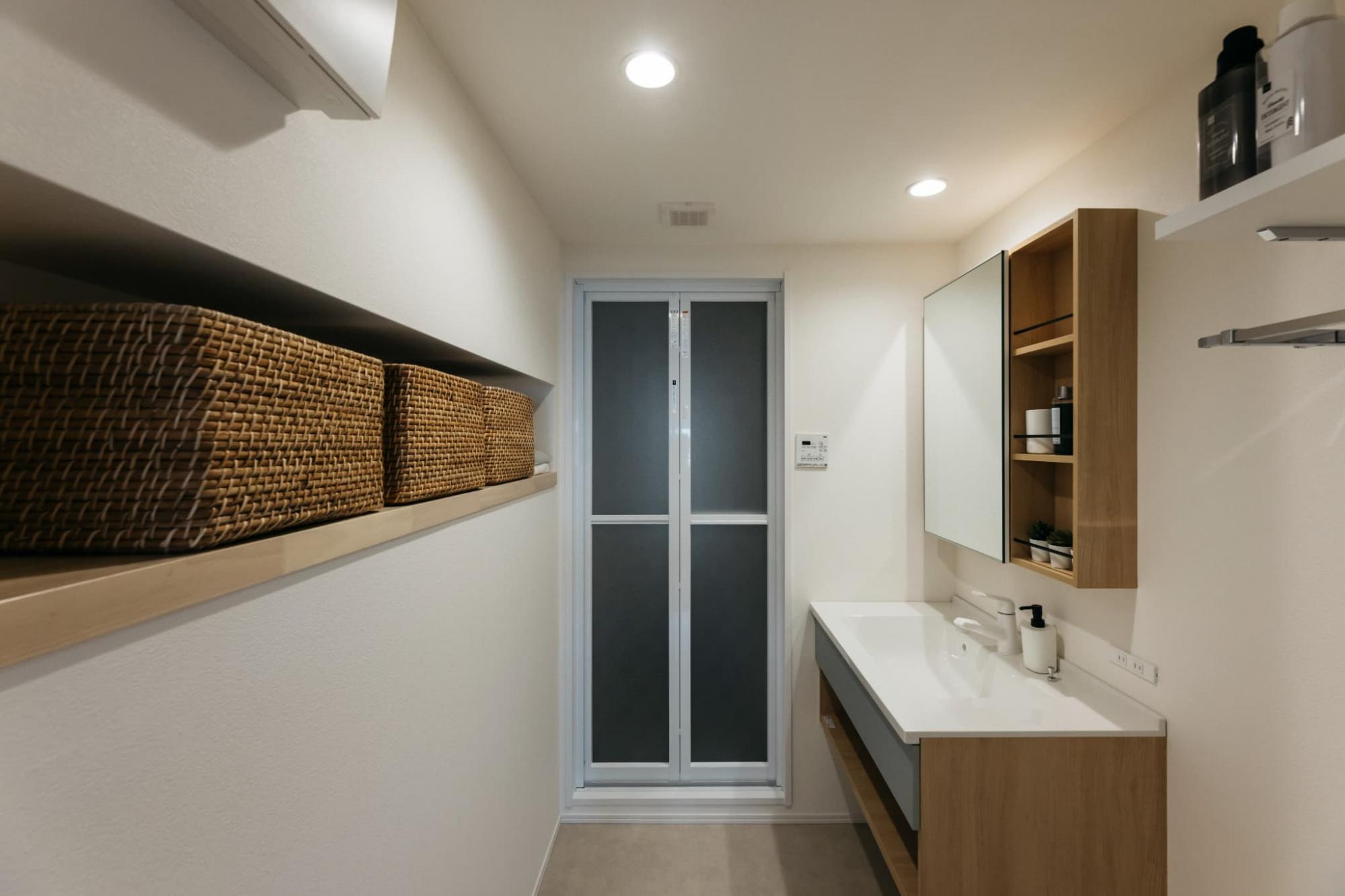 洗面の収納はカゴがちょうど収まる寸法の設計をしているので、無駄なスペースができてしまうことがありません。