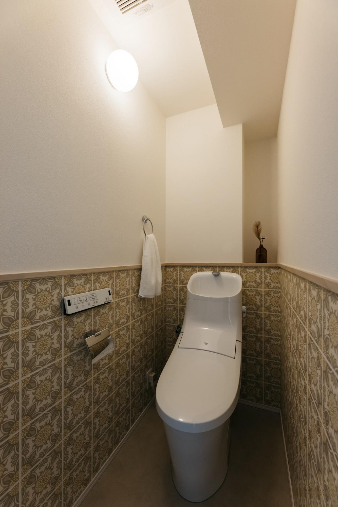 アクセントクロスでレトロな雰囲気に。