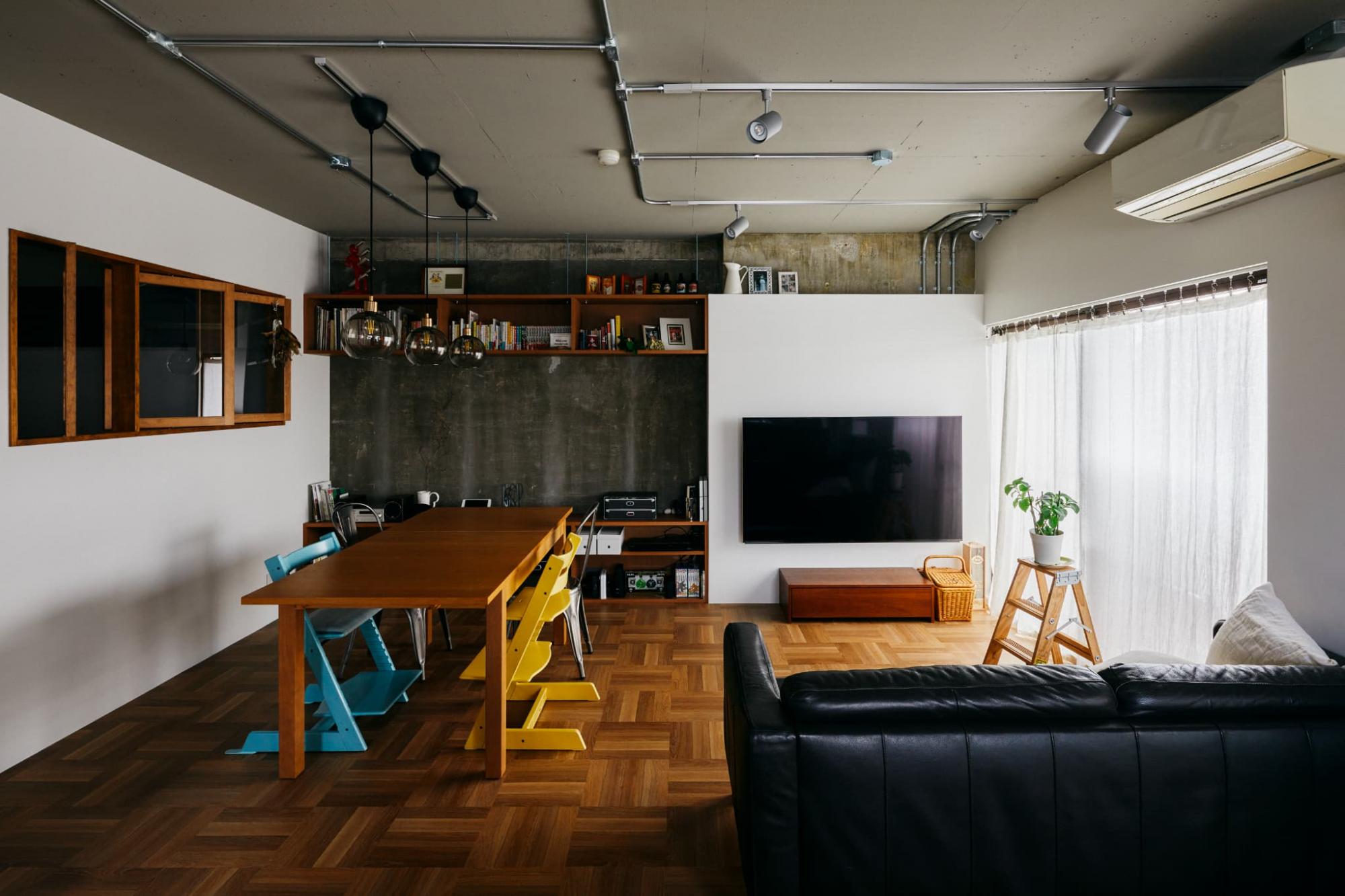 マンションならではのコンクリート躯体現しでカッコよくしたいという施主様の想いに応えるべく、デザイン性を重視して工夫を凝らした住まいに仕上げました。天井のみならず壁も躯体現しにして、そこに鉄管を張り巡らせています。あえて隠さずあらわにしたデザインは、無骨な雰囲気を引き立たせます。
和室の一部をLDKに