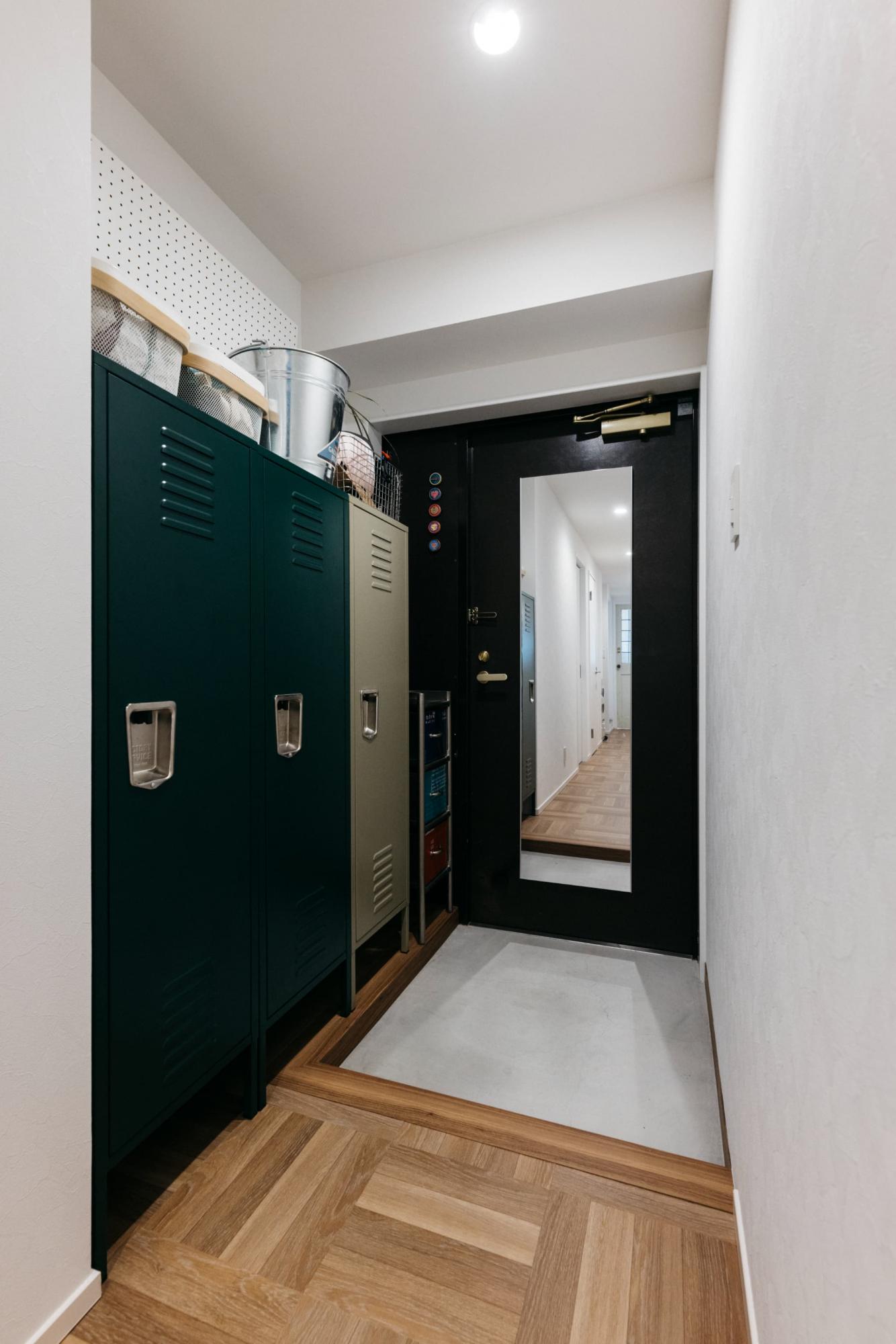 施主様支給のロッカーは玄関収納として活用。