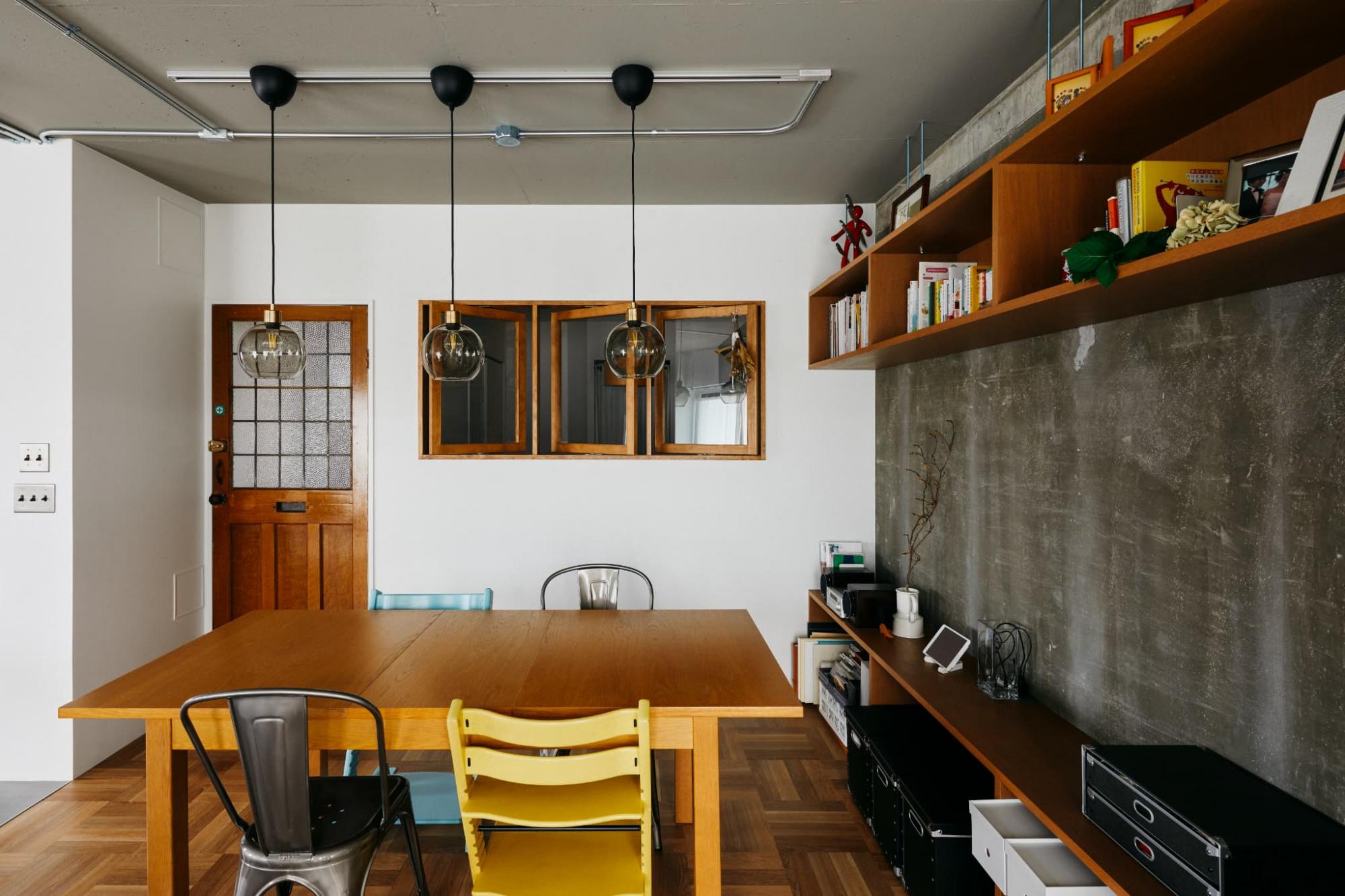 吊戸棚と下部収納は耐久性にも優れたラワン合板で造作しています。収納力も抜群です。