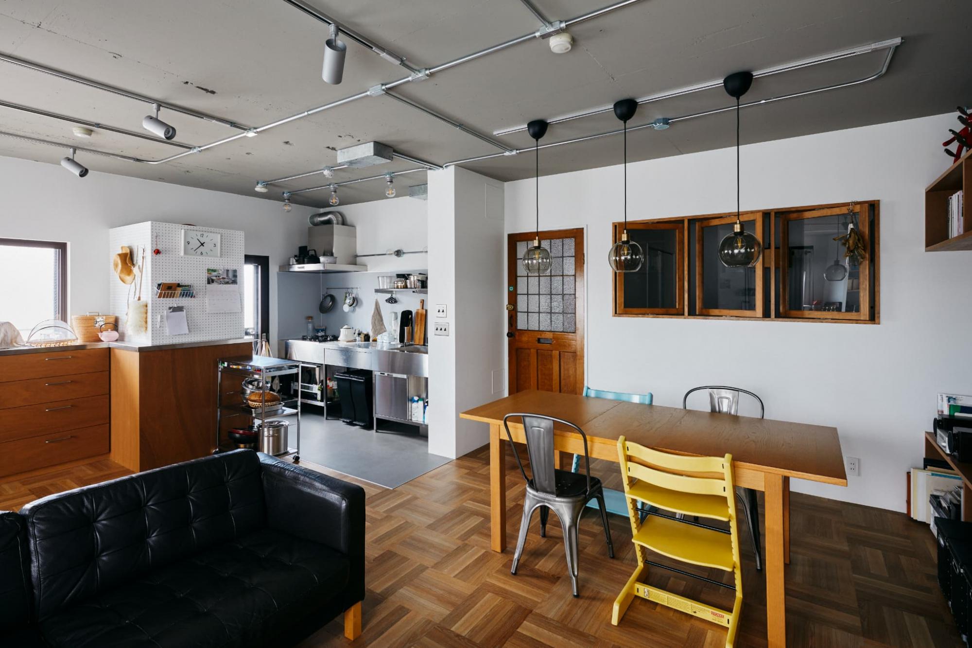 キッチンはサンワカンパニーのステンレスキッチンを導入。壁付けキッチンということもありリビングからよく見えるので、空間に合うような施主様のお気に入りのキッチンを選定しました。