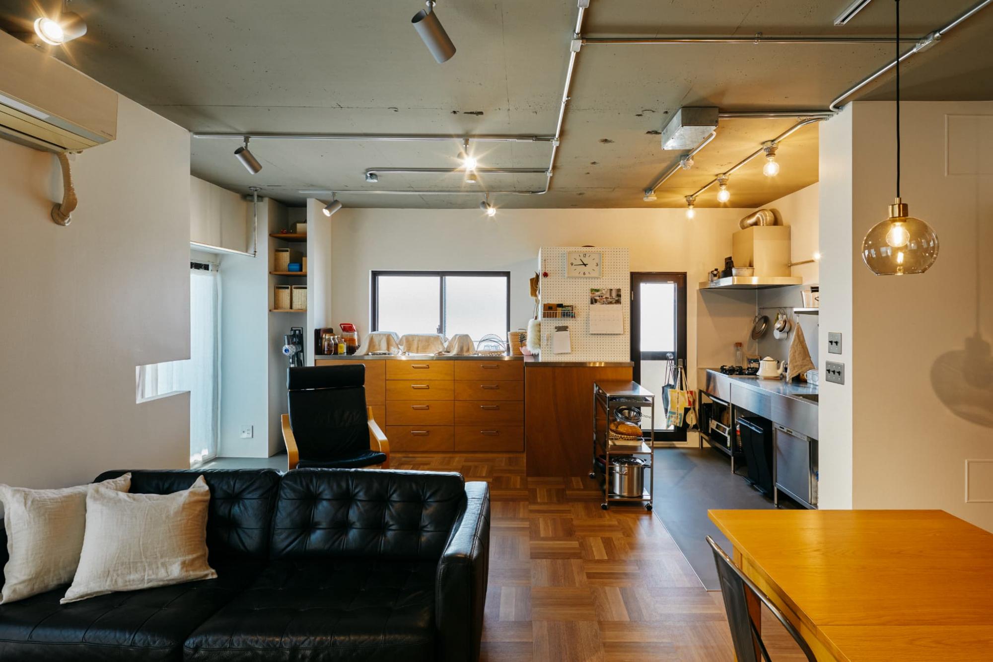 キッチン背面には冷蔵庫を隠すように壁を新設しています。キッチン器具やリビングの小物などがかけられるように、腰壁より上は有孔ボードでデザインしました。