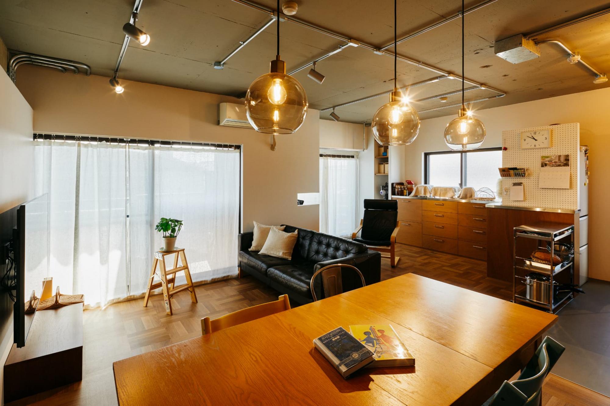 カップボードはラワン合板とステンレス天板を用いてオリジナルで製作。冷蔵庫背面の新設した壁までラワン合板とステンレスをまわして空間の連続性をもたせました。