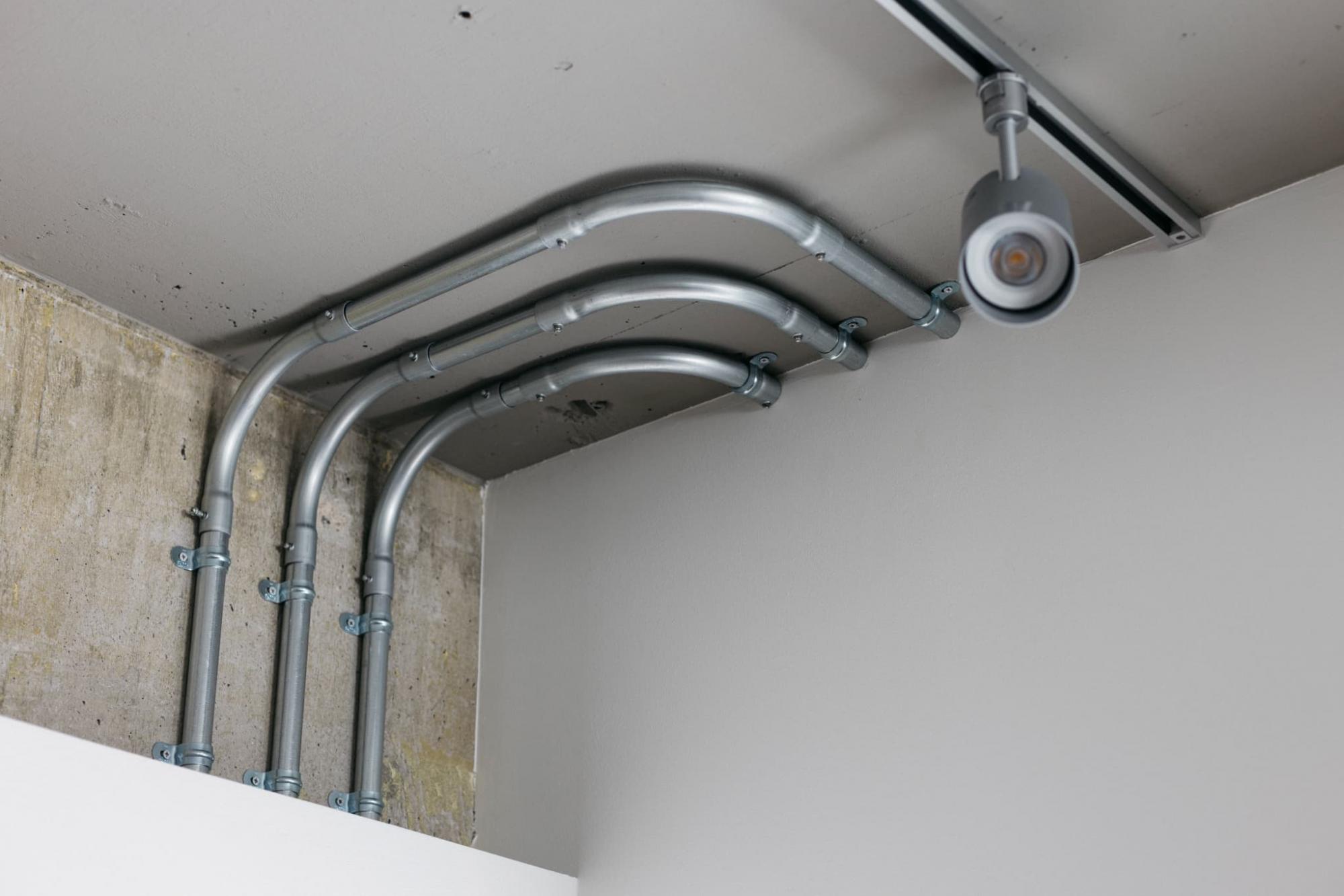 窓際に設置したガス管も空間に合わせてオーダーしています。鉄管とガス管のデザインがマッチして、より無骨な雰囲気を引き立たせます。