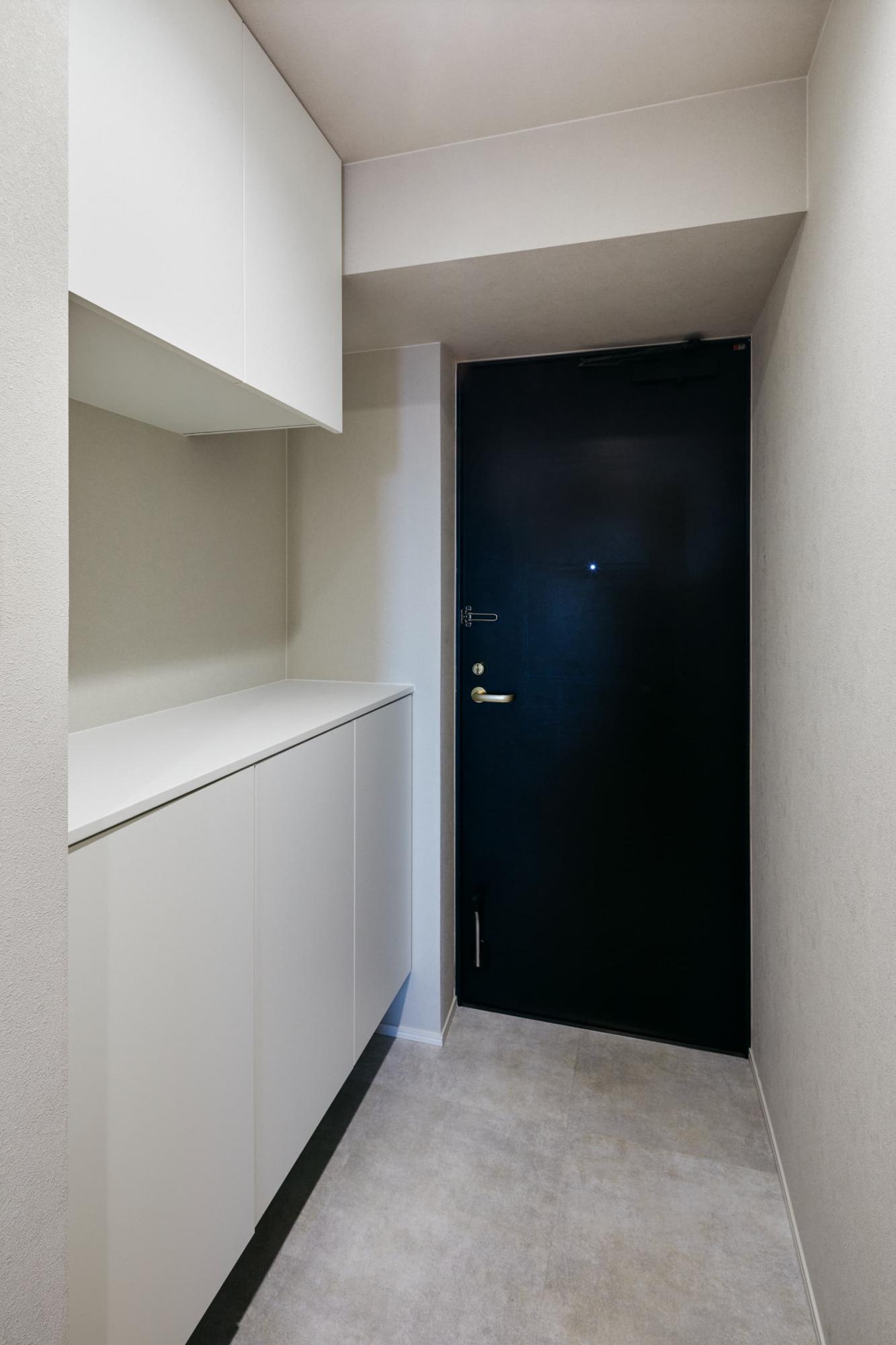 大容量の収納を設けることで、玄関が乱雑になるのを防ぎます。