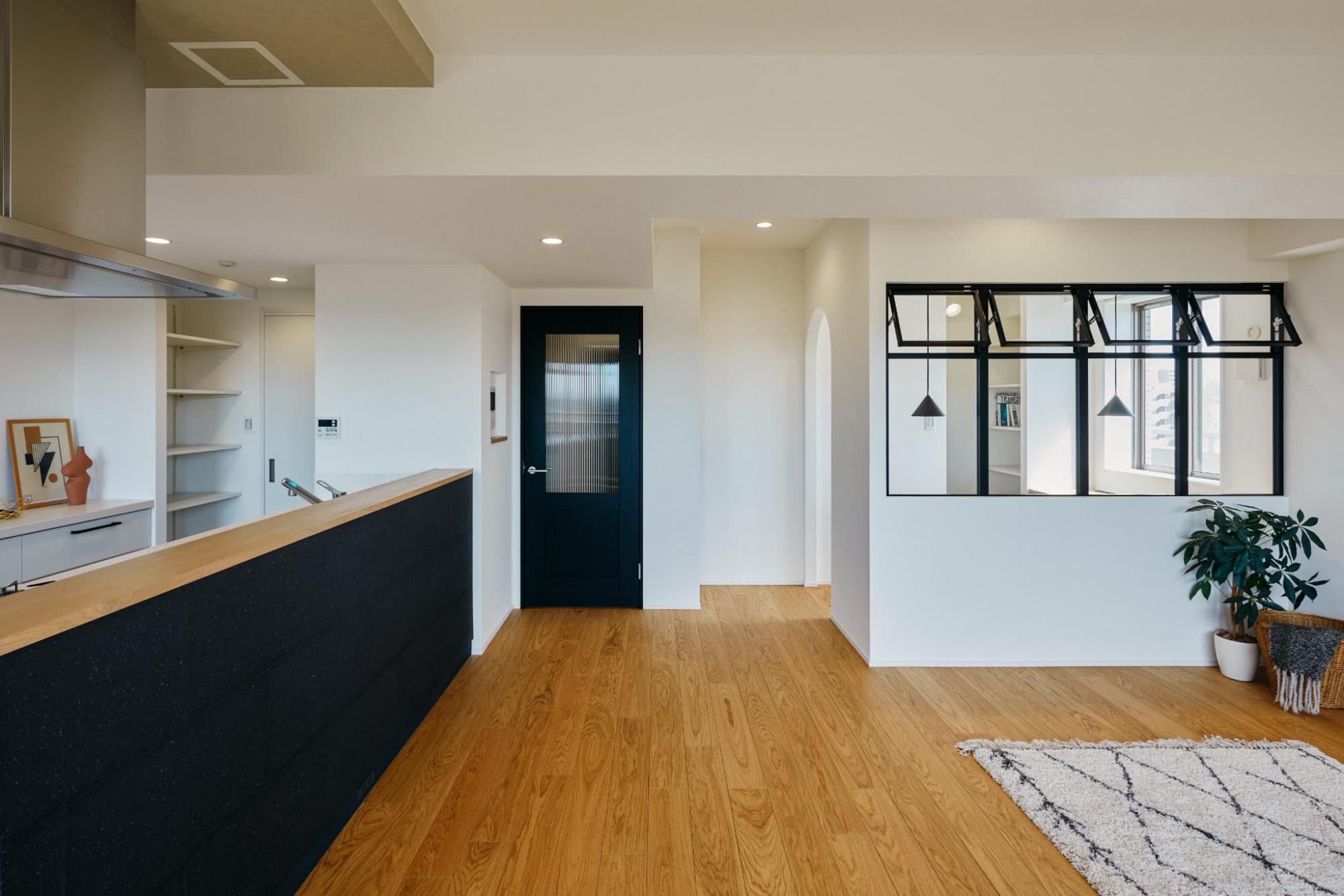 もともとあった和室を無くし、家族みんなが活用できるファミリーワークスペースにつくり変えました。