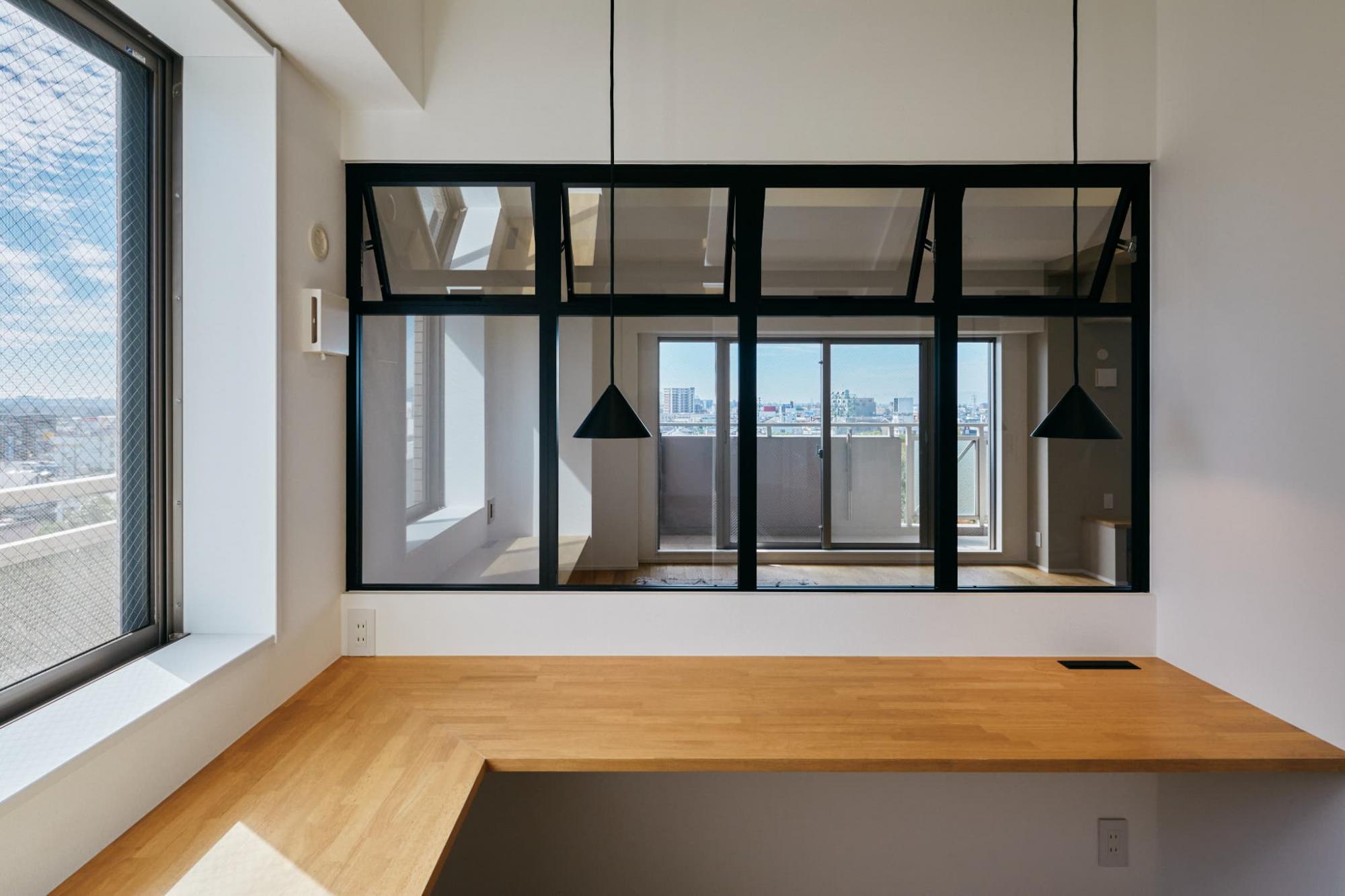 開閉式の室内窓を採用することで、採光だけでなく風通しも良くなります。