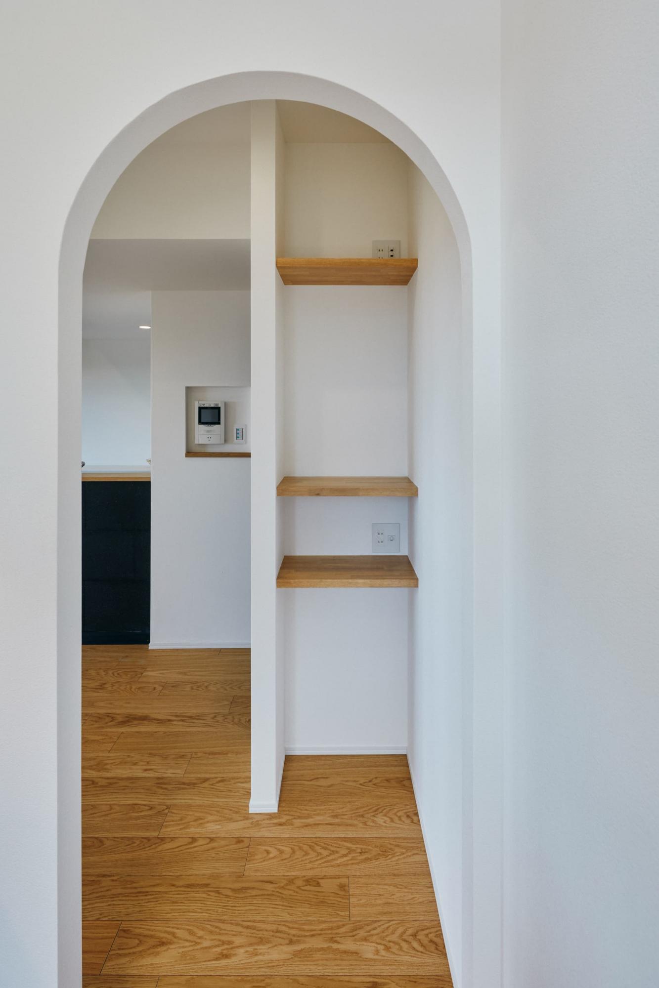 ワークスペースの出入り口は扉を設けず、アーチ開口で遊び心をプラス。