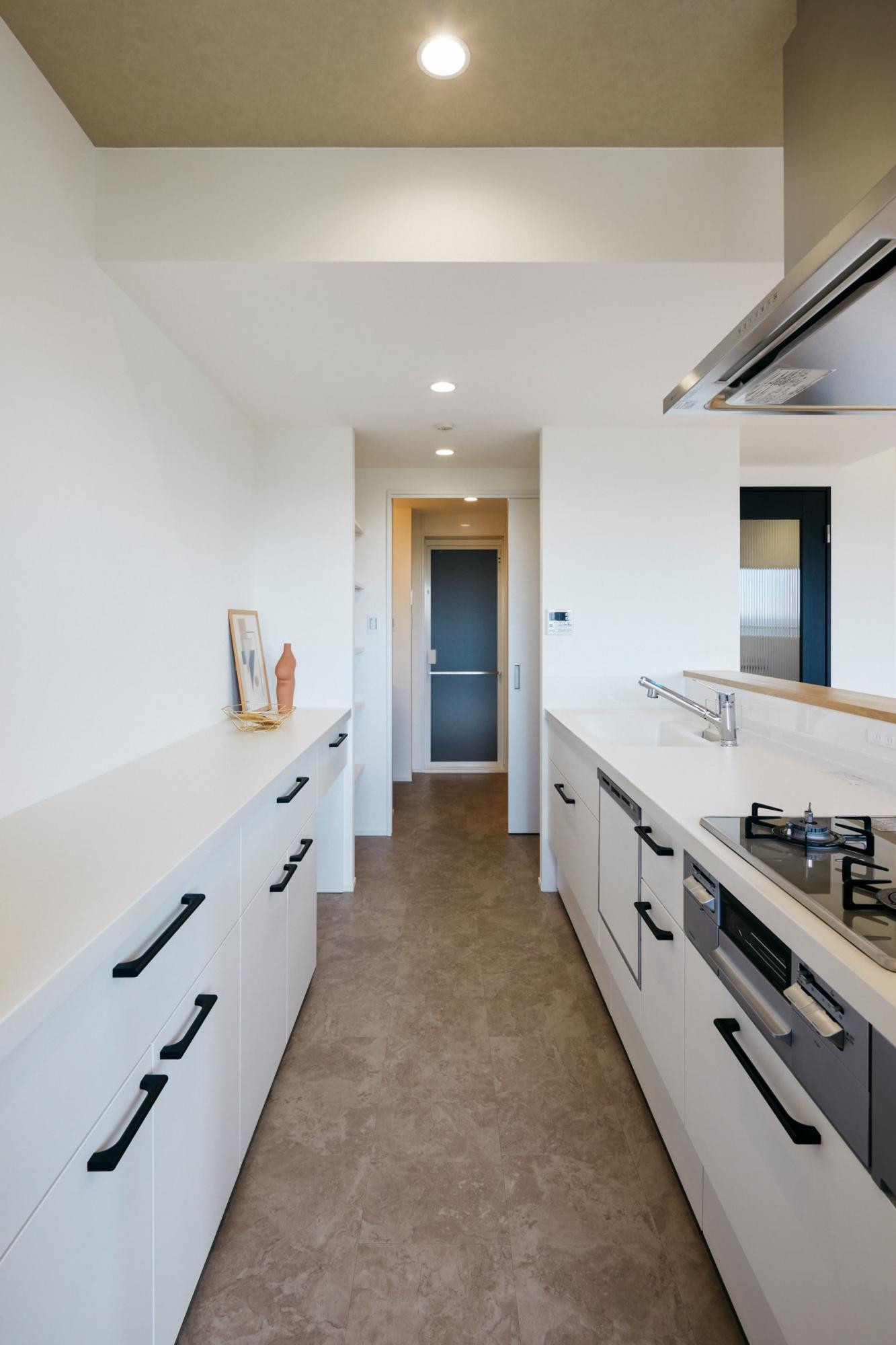 キッチンと洗面脱衣室が一直線に繋がった効率よい無駄のない動線。