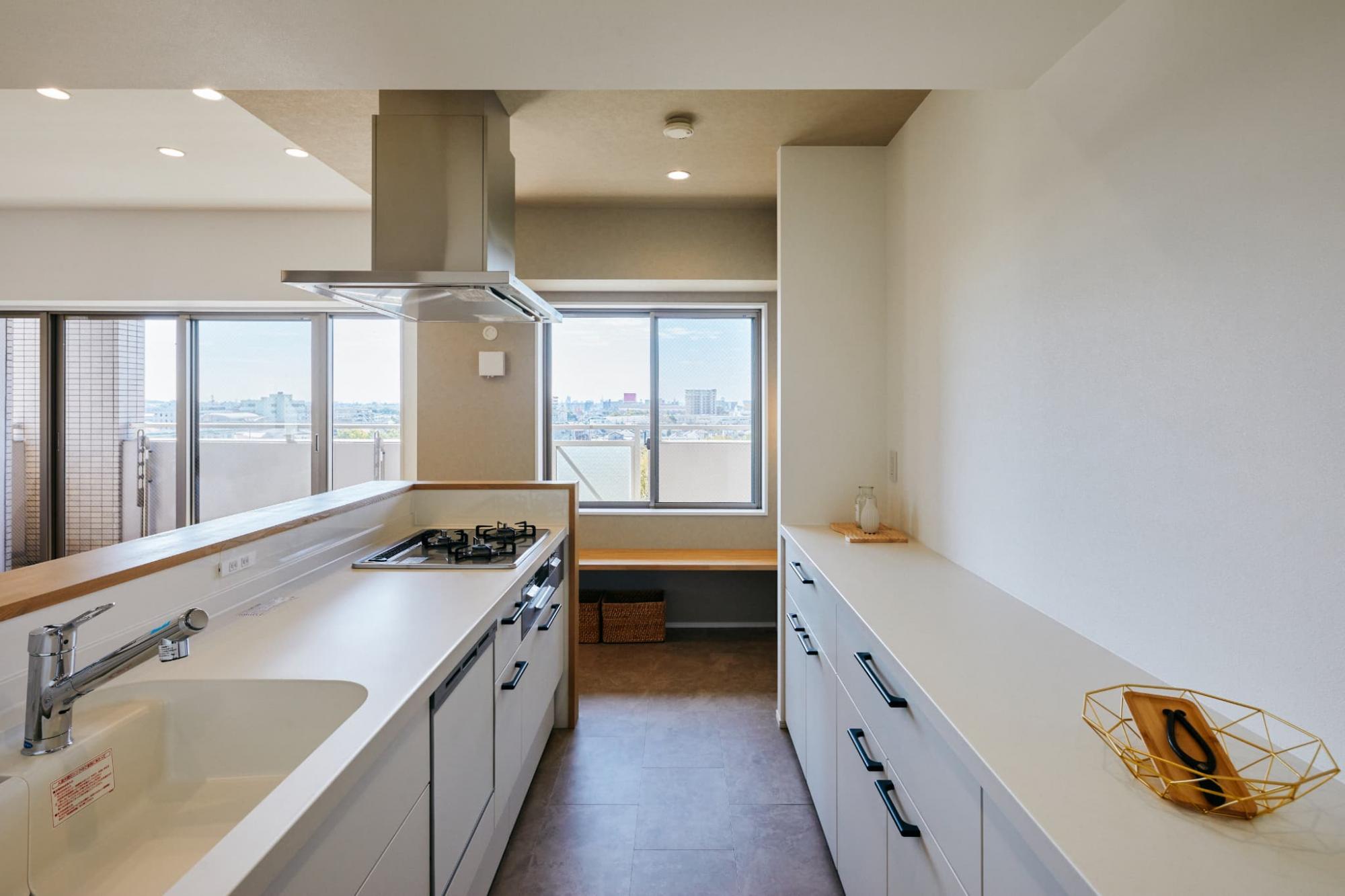 リビング全体を見渡せる対面キッチン。家族とコミュニケーション取りながら料理が出来ます。